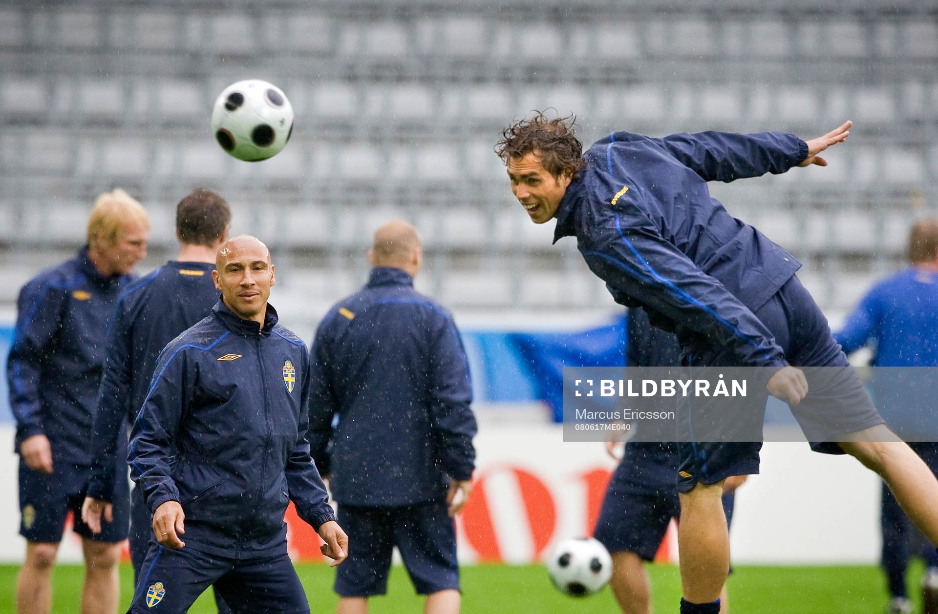  Sverige är tillbaka och tränar på stadion Tivoli Neu. Henrik Larsson och Johan Elmander