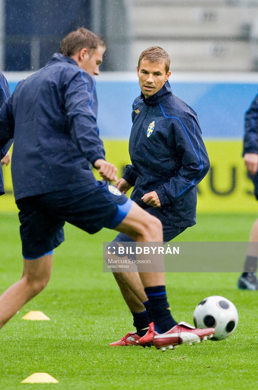 Sverige är tillbaka och tränar på stadion Tivoli Neu.