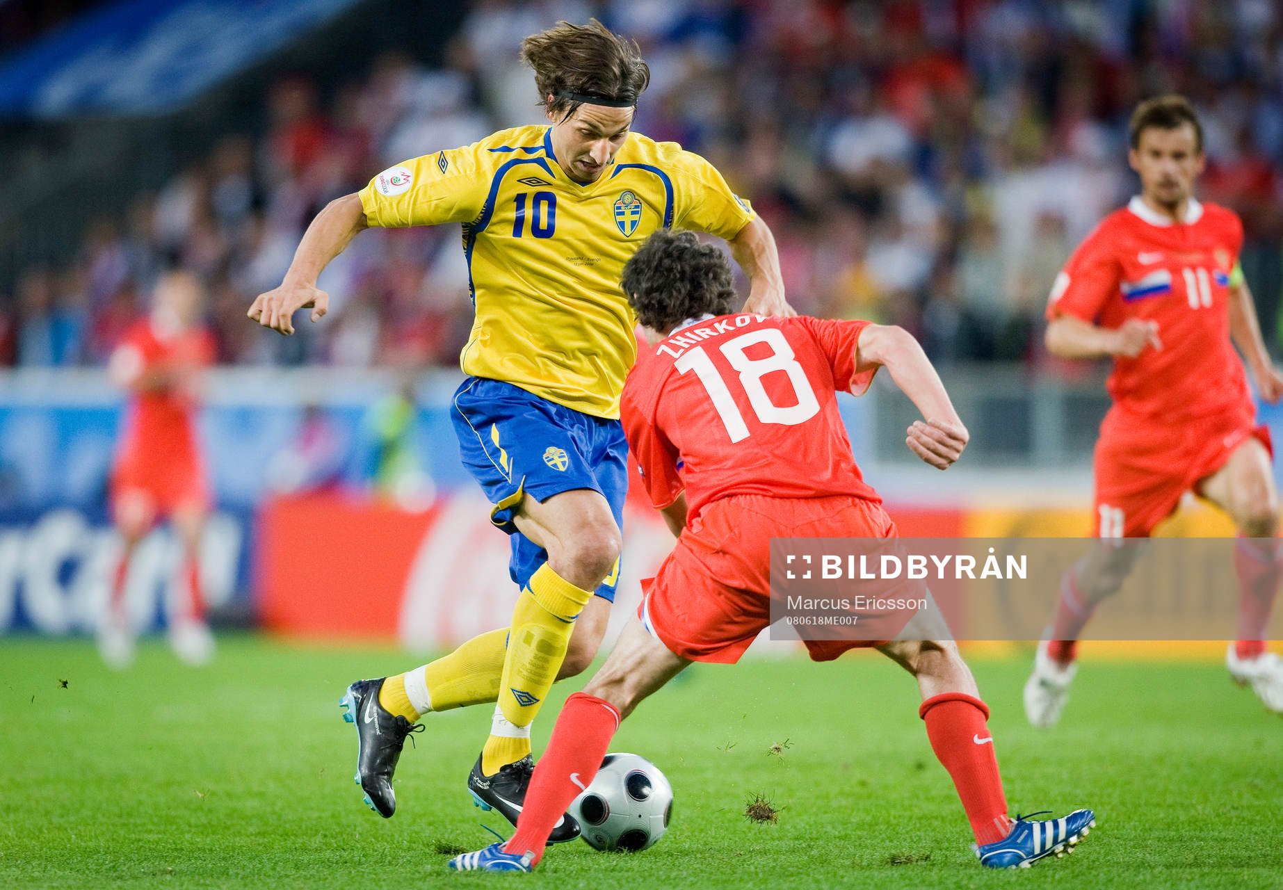 Zlatan Ibrahimovic, Sverige, utmanar Yuri Zhirkov, Ryssland
