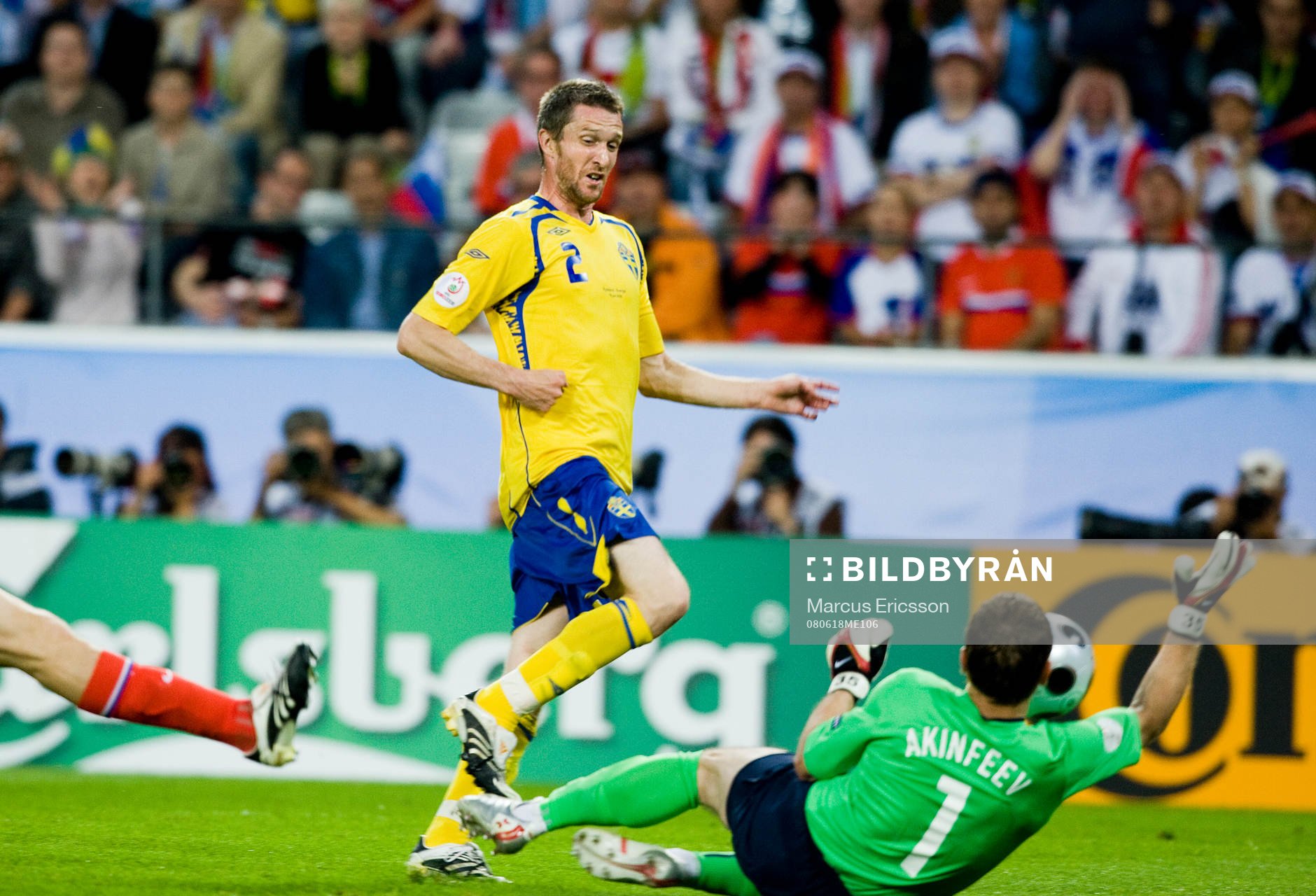 Mikael Nilsson, Sverige, utmanar Igor Akinfeev, målvakt,