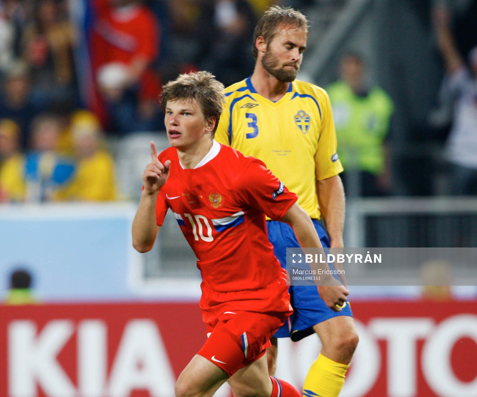 Andrei Arshavin, jubel över sitt 2-0 mål. Olof Mellberg,