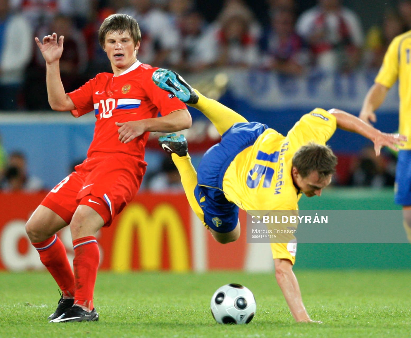 Andrei Arshavin, Ryssland, fäller Kim Källström, Sverige