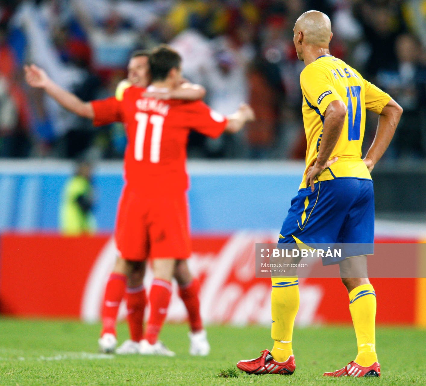 Henrik Larsson, Sverige, ser på när Ryssland firar.