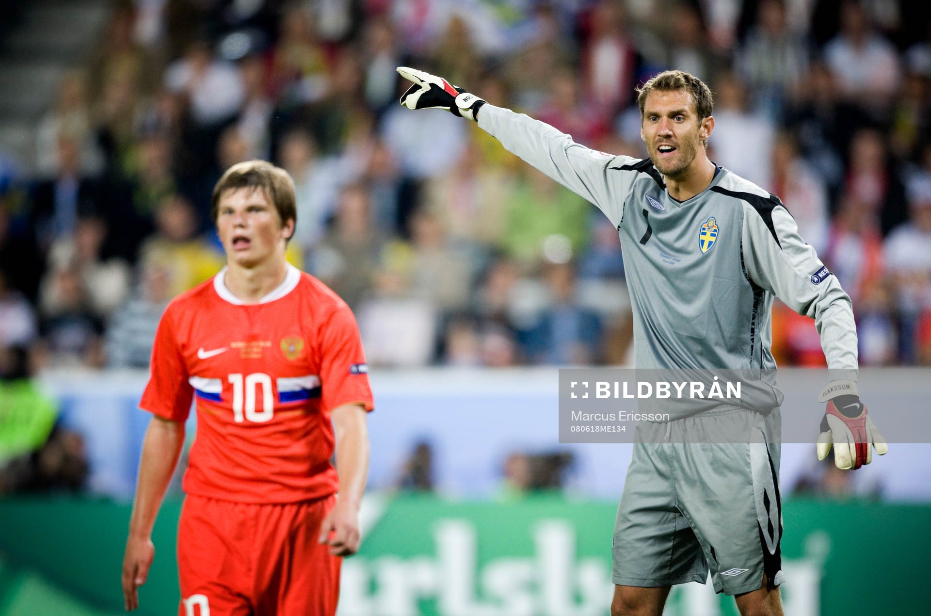 Andrei Arshavin, Ryssland, och Andreas Isaksson, målvakt,