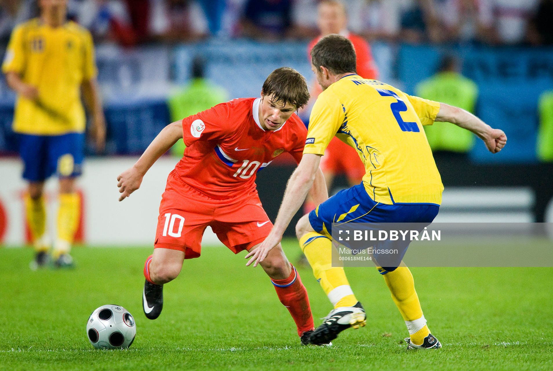 Andrei Arshavin, Ryssland, utmanar Mikael Nilsson, Sverige