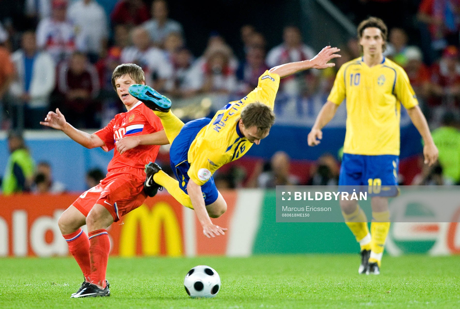 Kim Källström, Sverige, får sig en flytur av Andrei