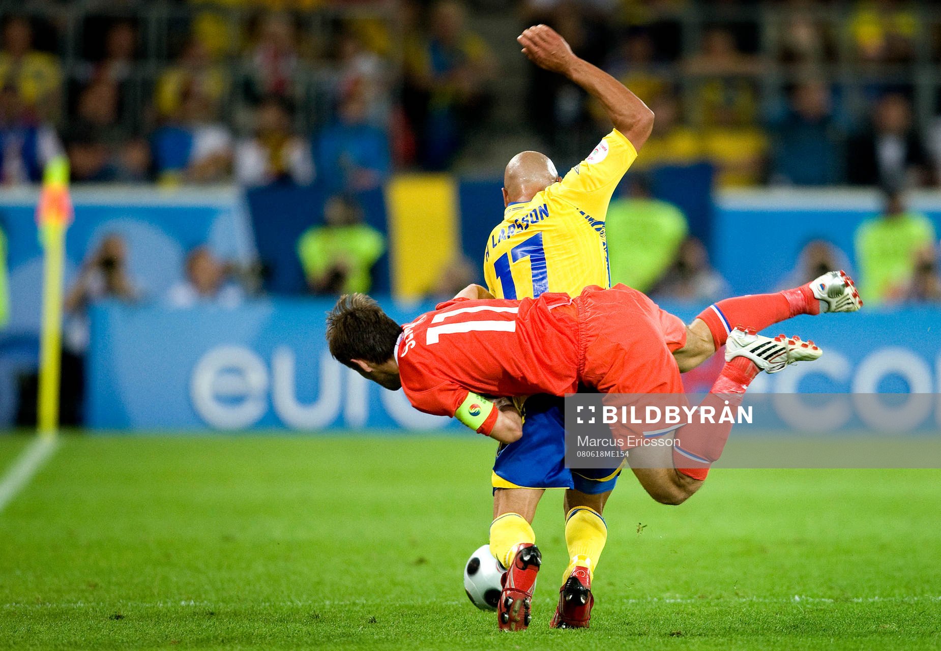 Sergei Semak, Ryssland, hänger på Henrik Larsson, Sverige
