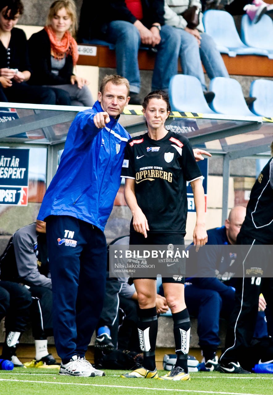 Torbjörn Nilsson, tränare instruerar Lotta Schelin,