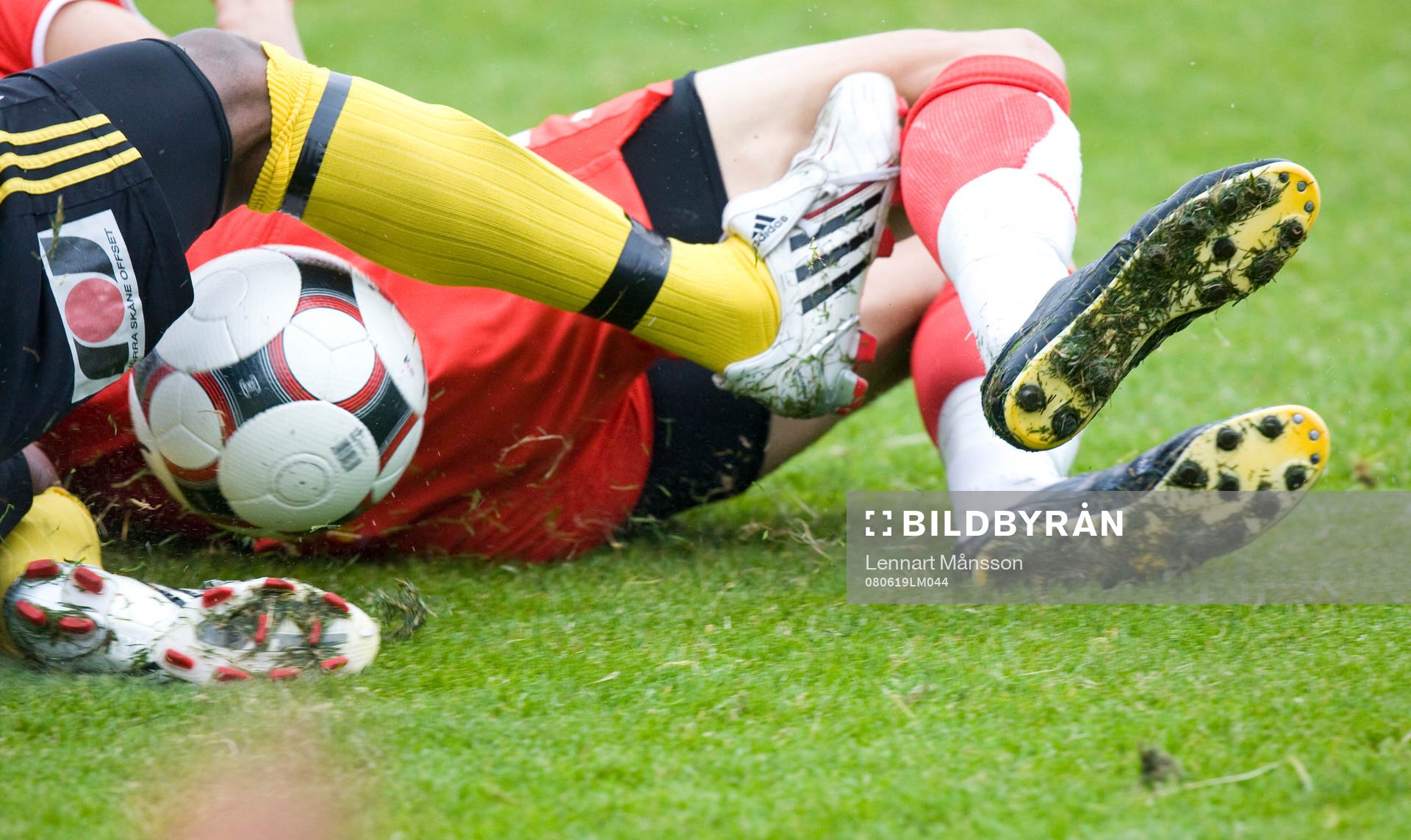 Glidtackling, dobbarna före. Boll, fotboll, ben, dobbar,