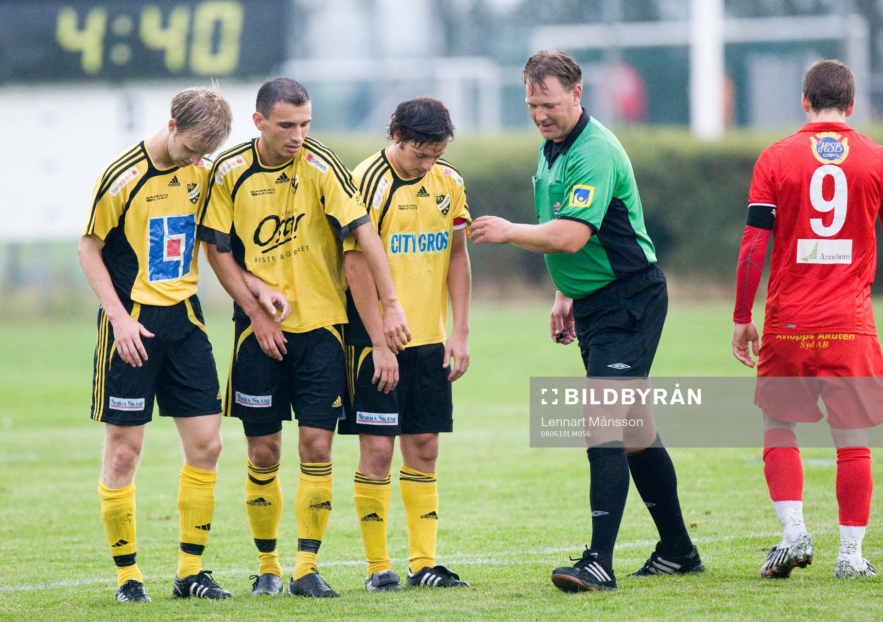 Domare Roger Persson dirigerar frisparksmuren