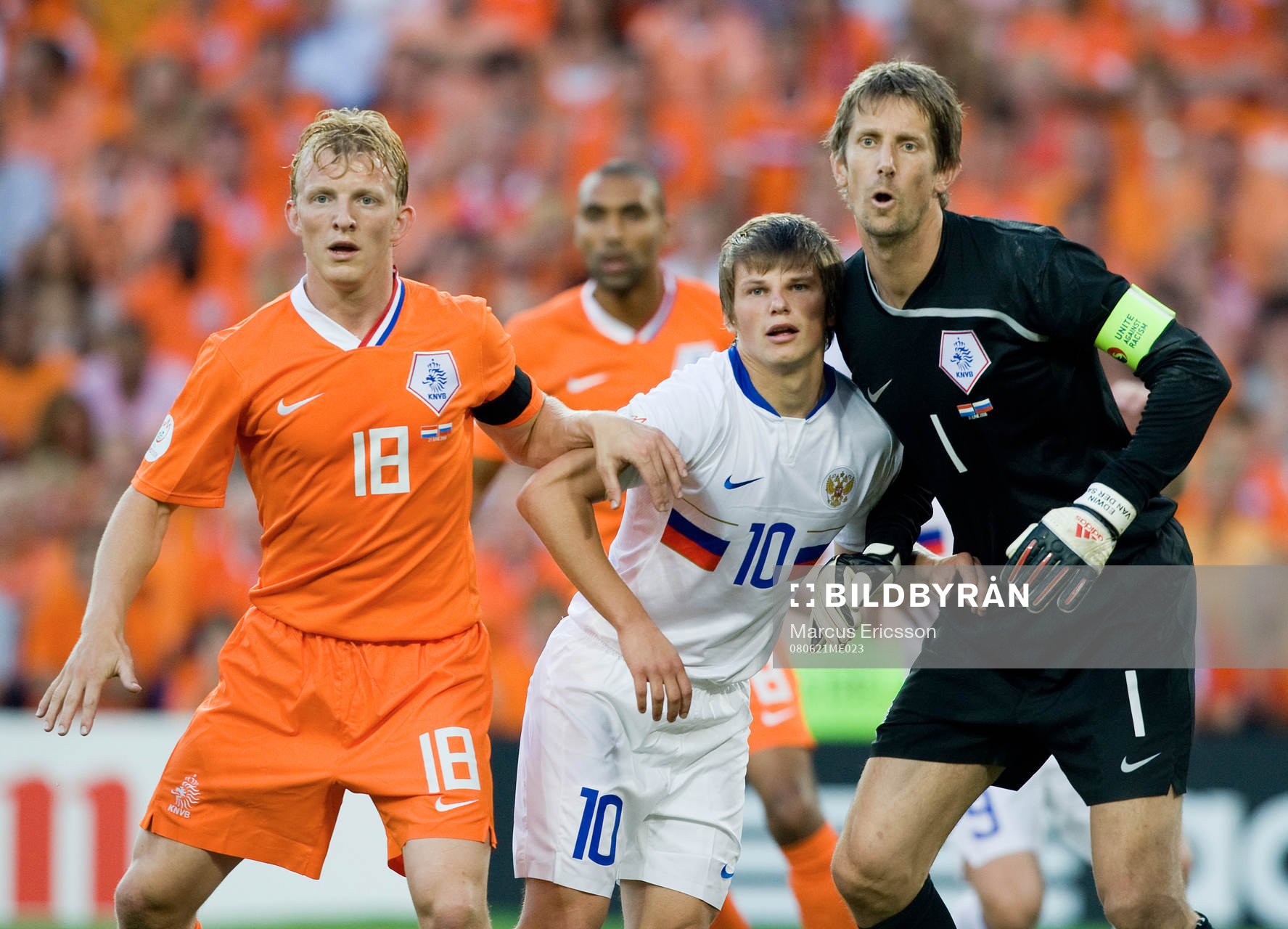 Andrei Arshavin, Ryssland, mellan Dirk Kuyt och Edwin van
