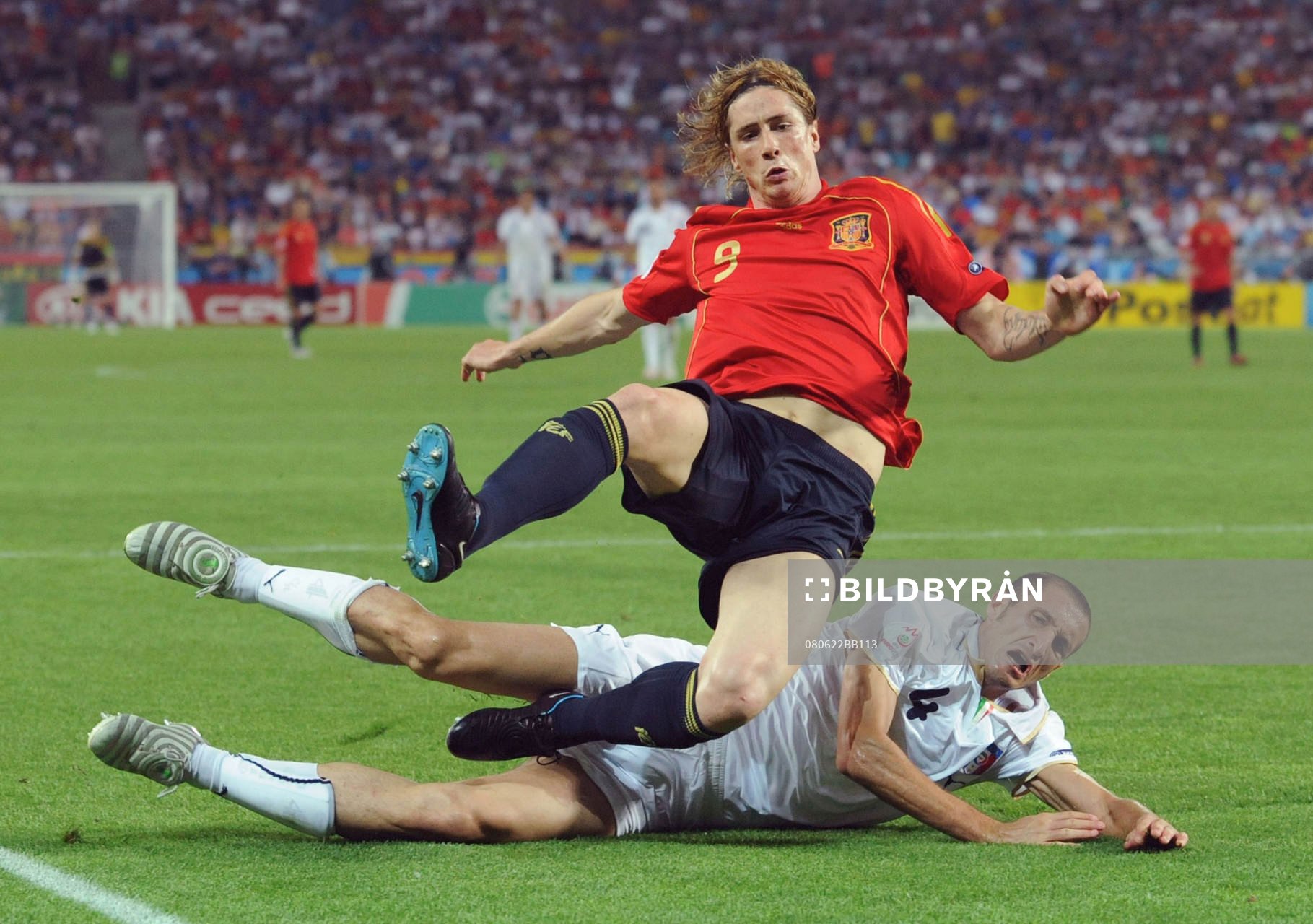 Torres, Spanien och Chiellini, Italien. Tackling,