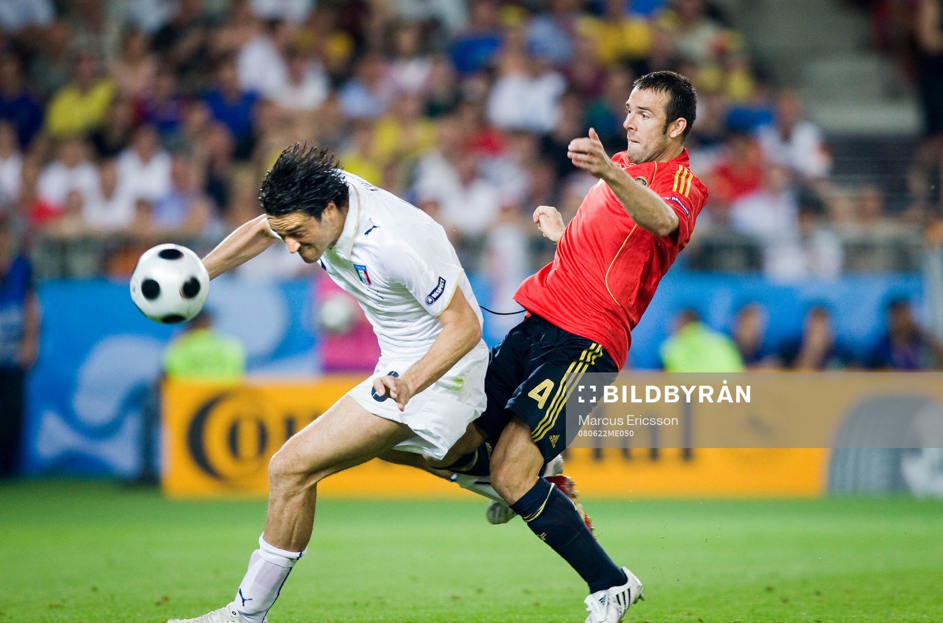 Luca Toni, Italien med Carlos Marchena, Spanien, i ryggen