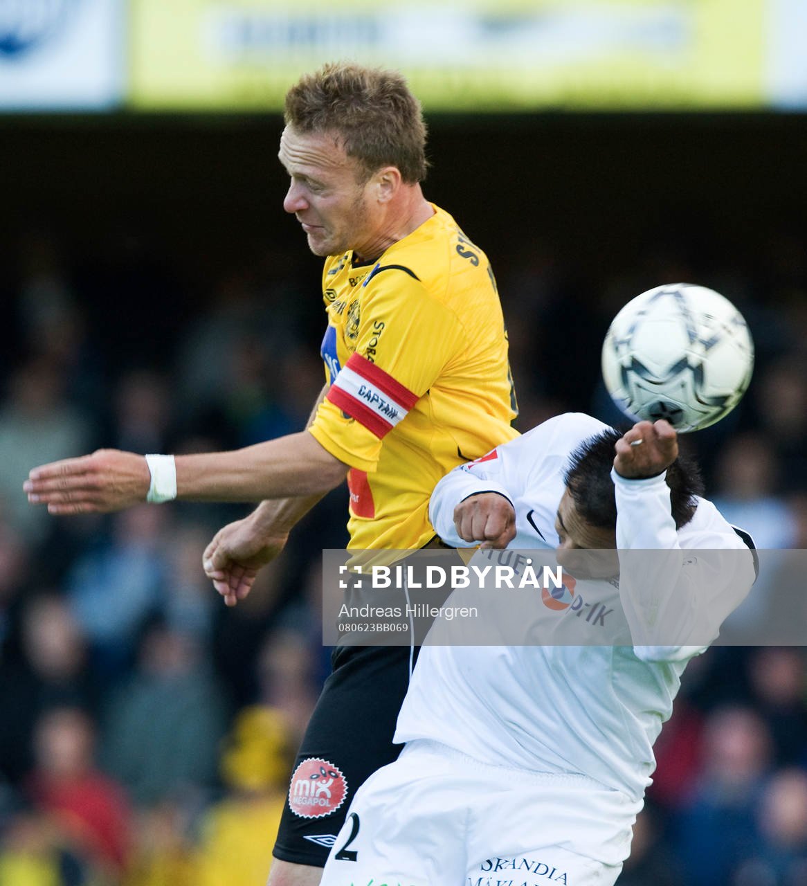 Marcus Ekenberg, Mjällby och Johan Lind, Häcken. Nickduell