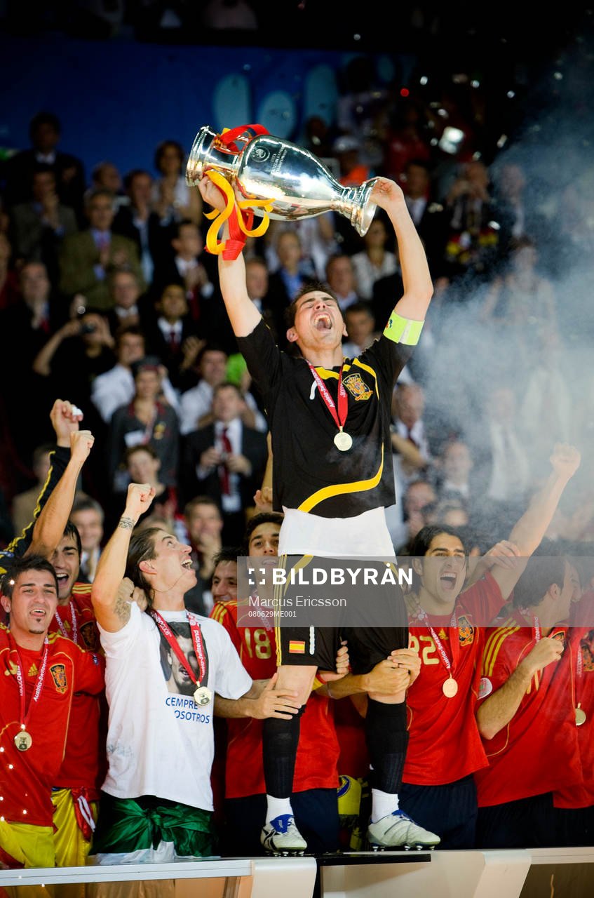Iker Casillas, målvakt, lyfter pokalen