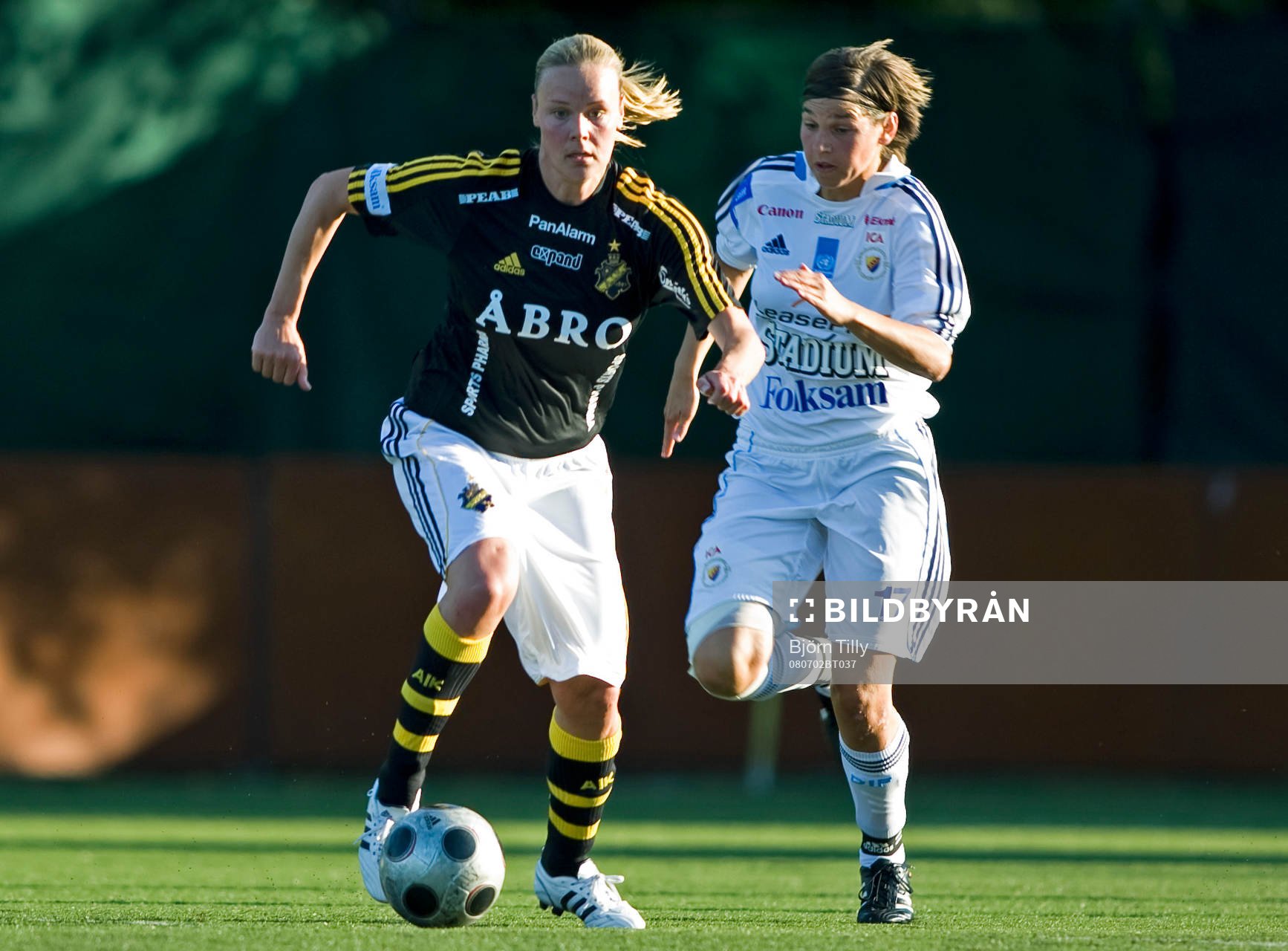  Laura Kalmari, AIK och Ariane Hingst, Djurgården.   
