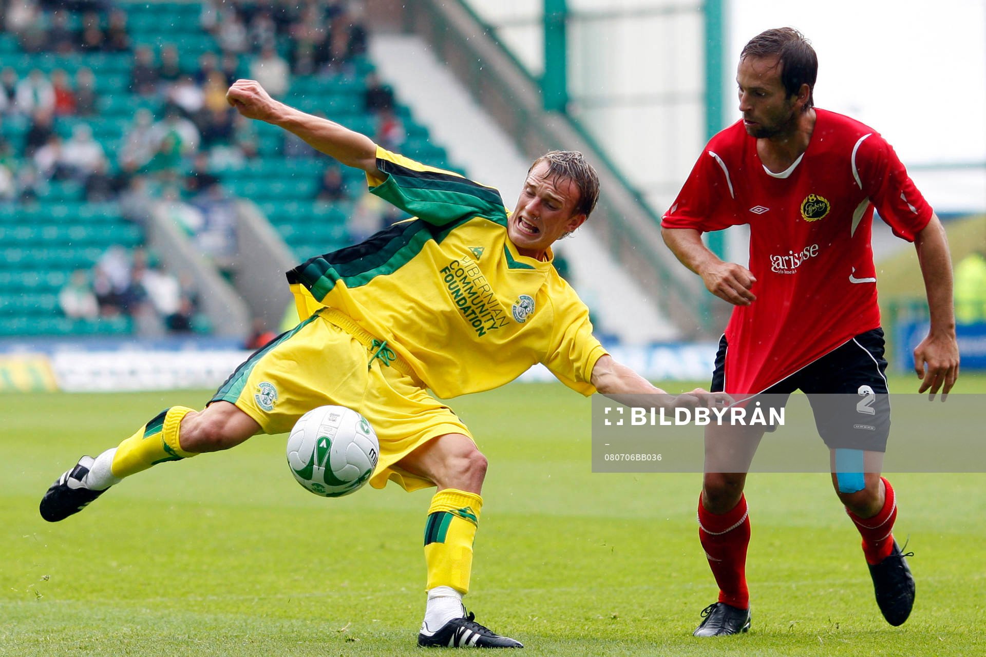 Dean Shields, Hibernian, skjuter på mål. Mathias Florén,