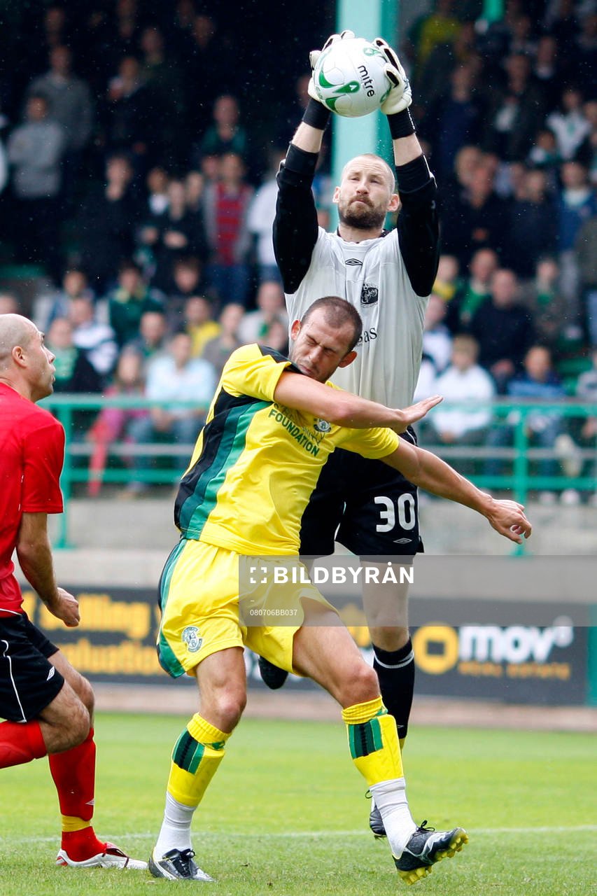 Johan Wiland, målvakt, och Steven Fletcher, Hibernian