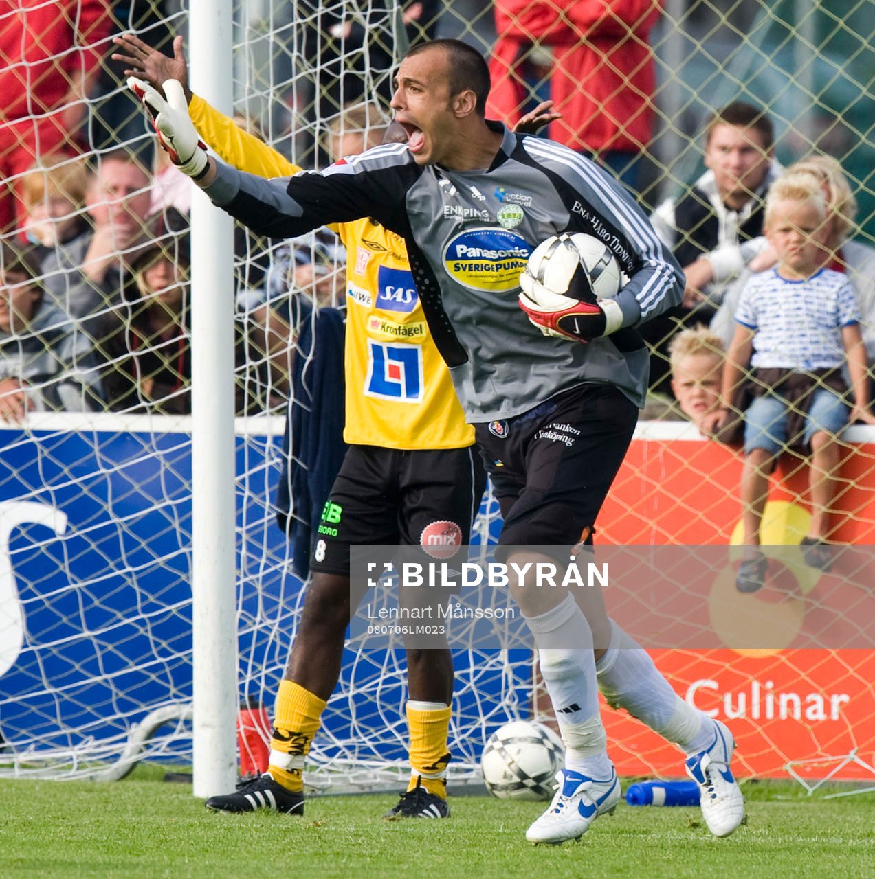 Djordie Pantic, målvakt, Enköping, protesterar