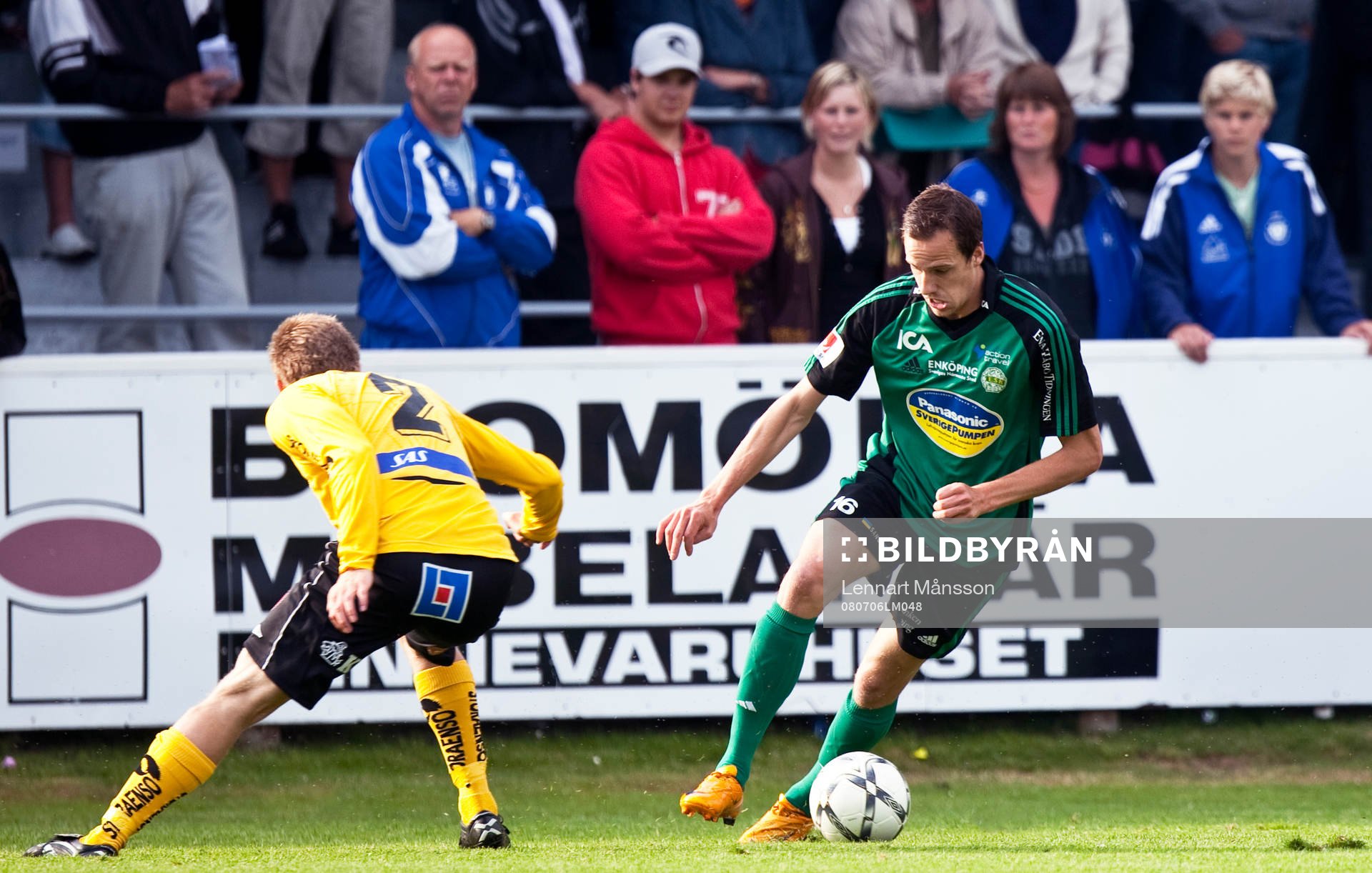 Emil Oremo, Enköping dribblar av David Rehn, Mjällby