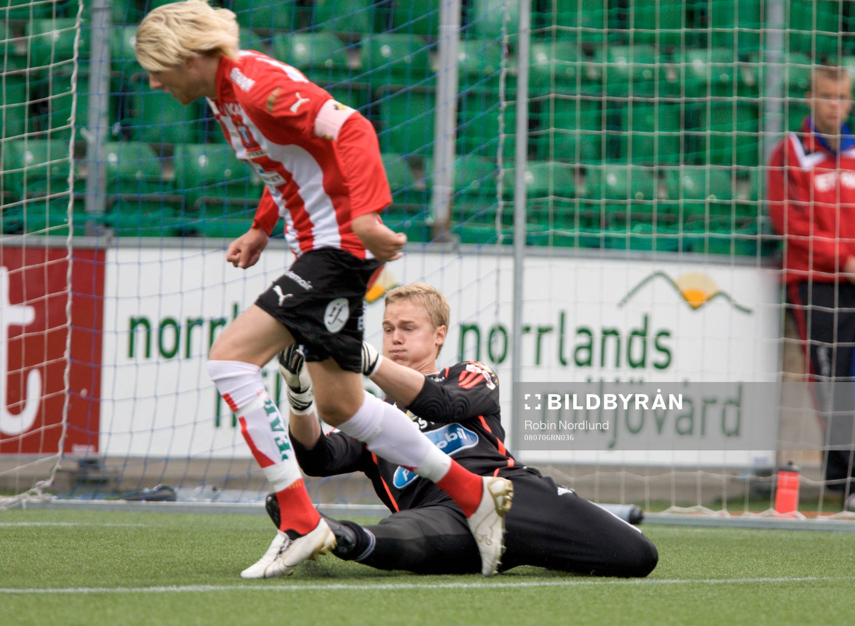 Ola Toivonen, Malmö, fälls av Andreas Lindberg, målvakt