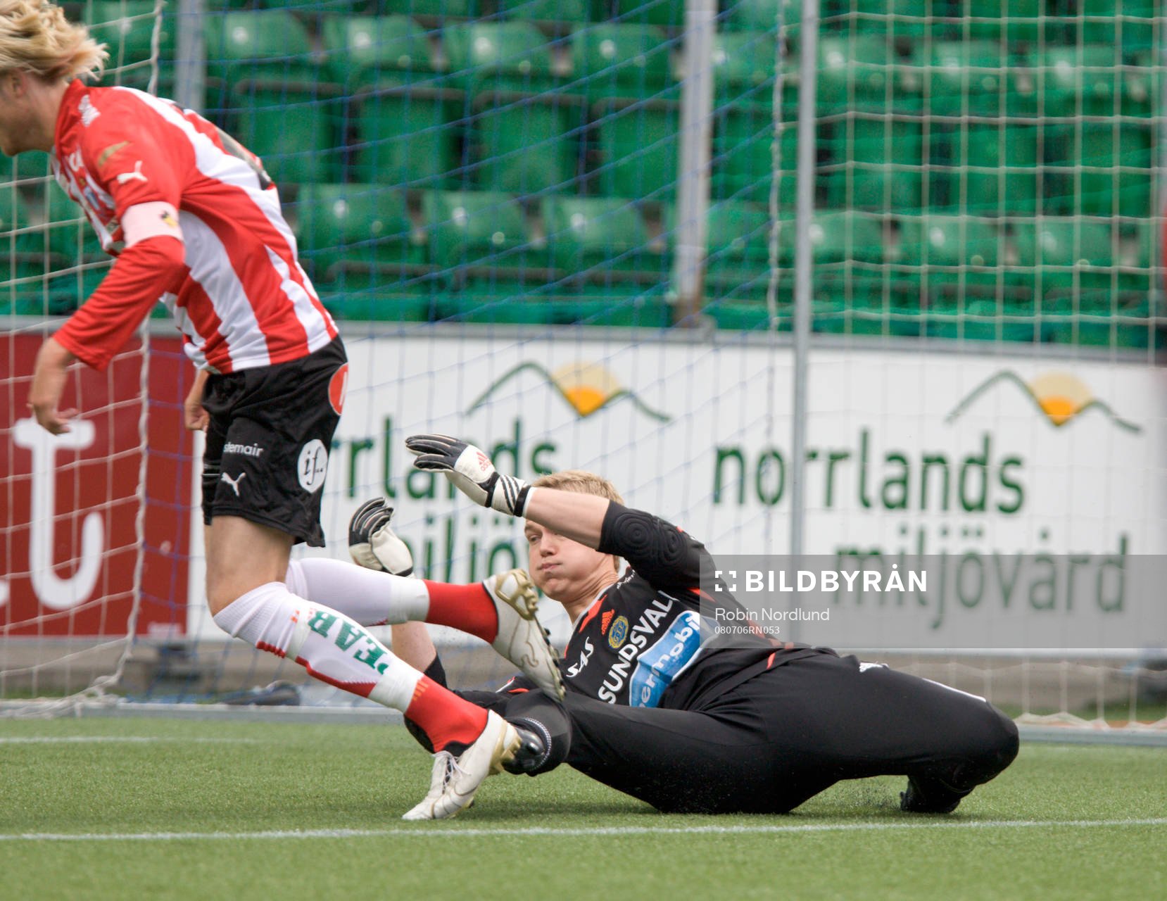 Ola Toivonen, Malmö, fälls av Andreas Lindberg, målvakt