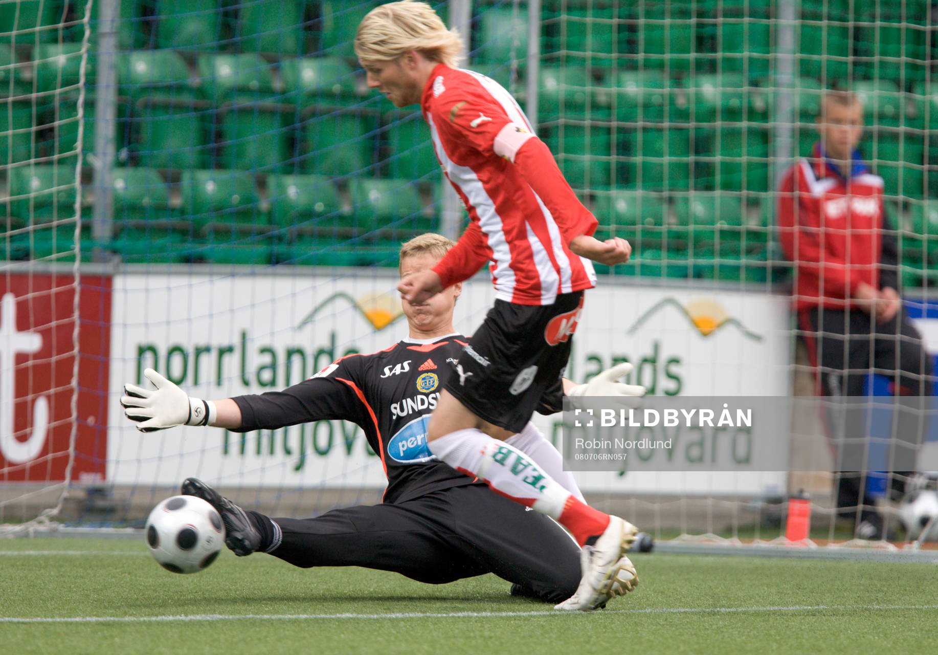 Ola Toivonen, Malmö, fälls av Andreas Lindberg, målvakt