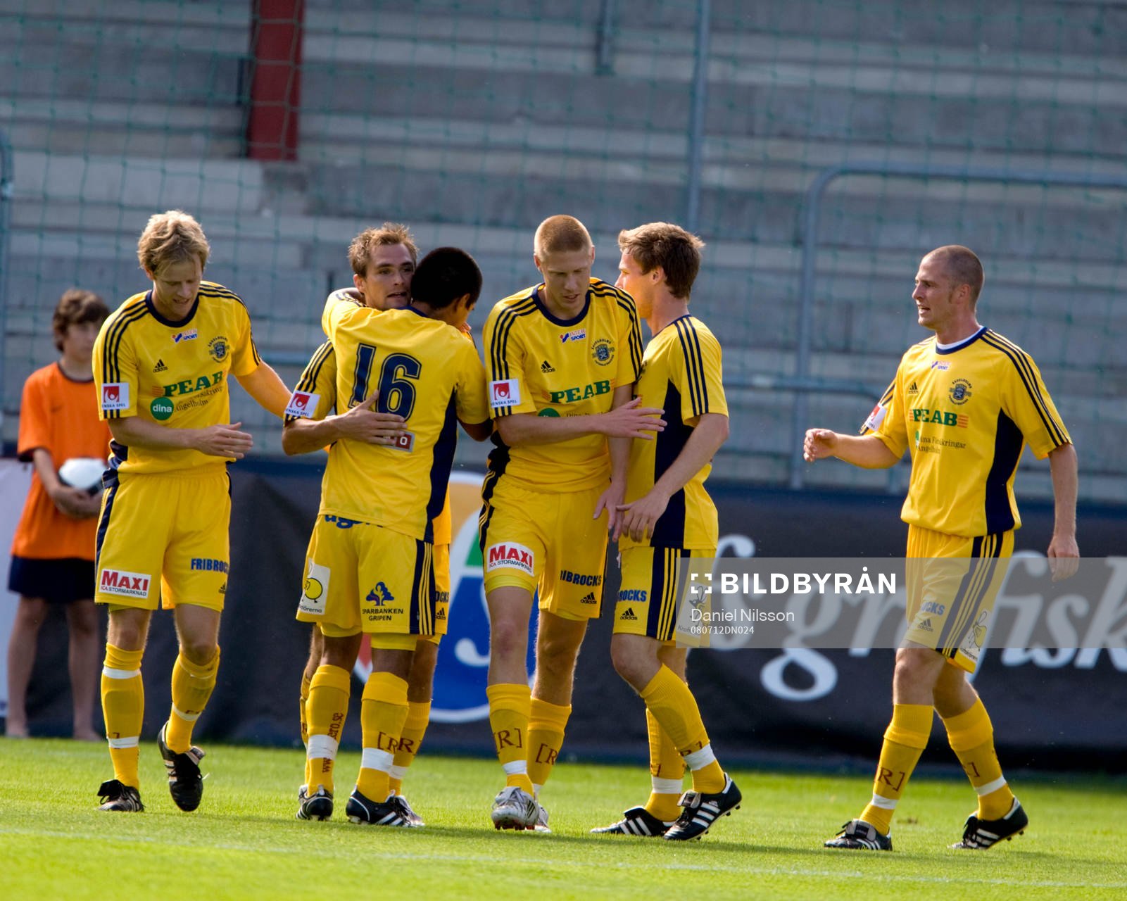  Jubel efter att Patrik Larsson, Ängelholm gjort 1-0.