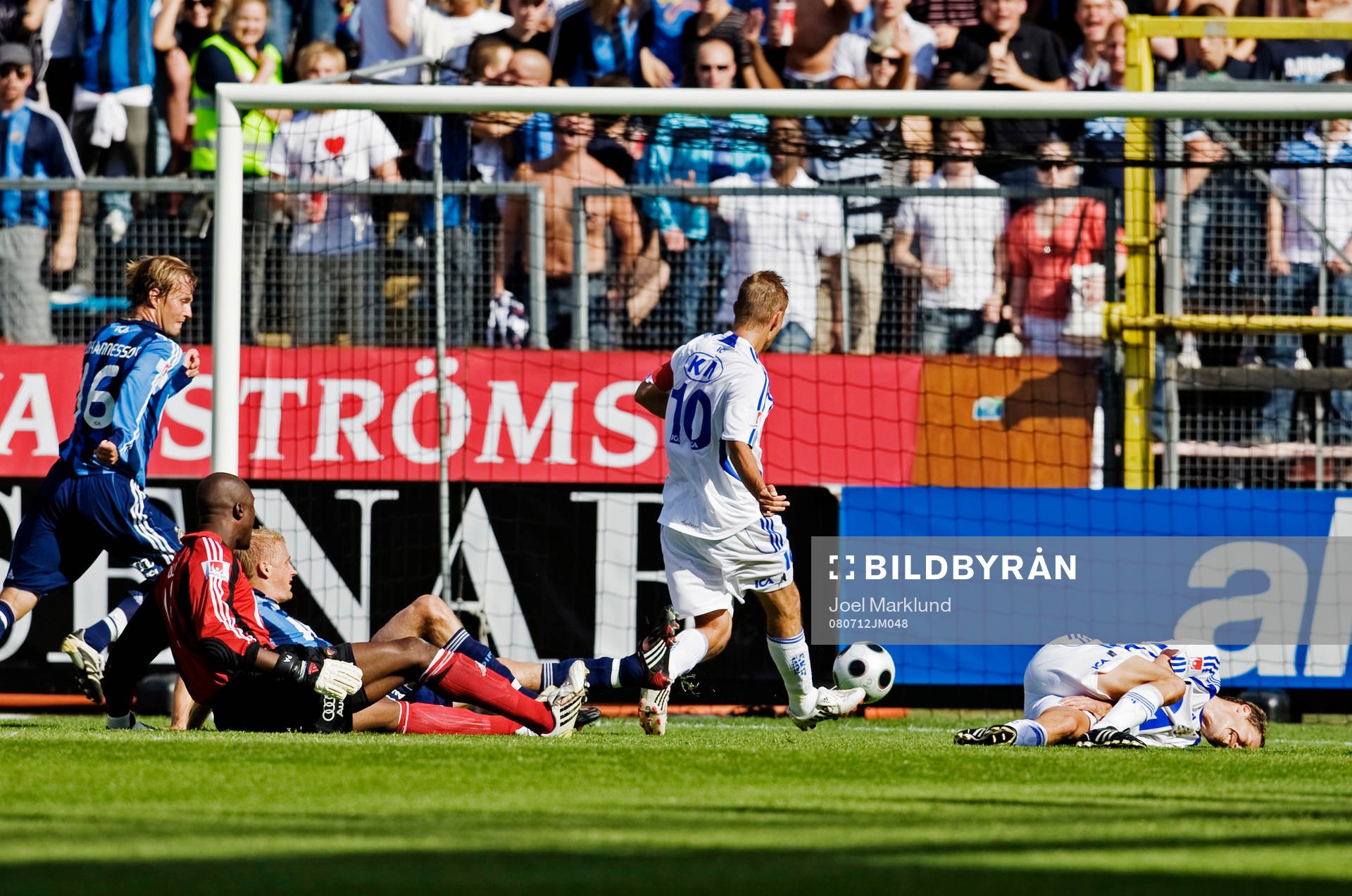 Niclas Alexandersson, Göteborg, gör 1-1 samtidigt som