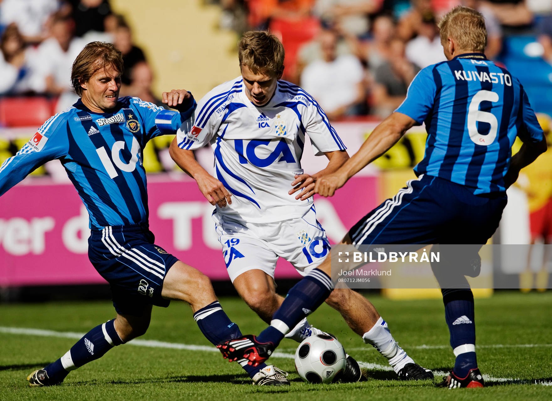 Pontus Wernbloom, Göteborg, tar sig genom försvaret