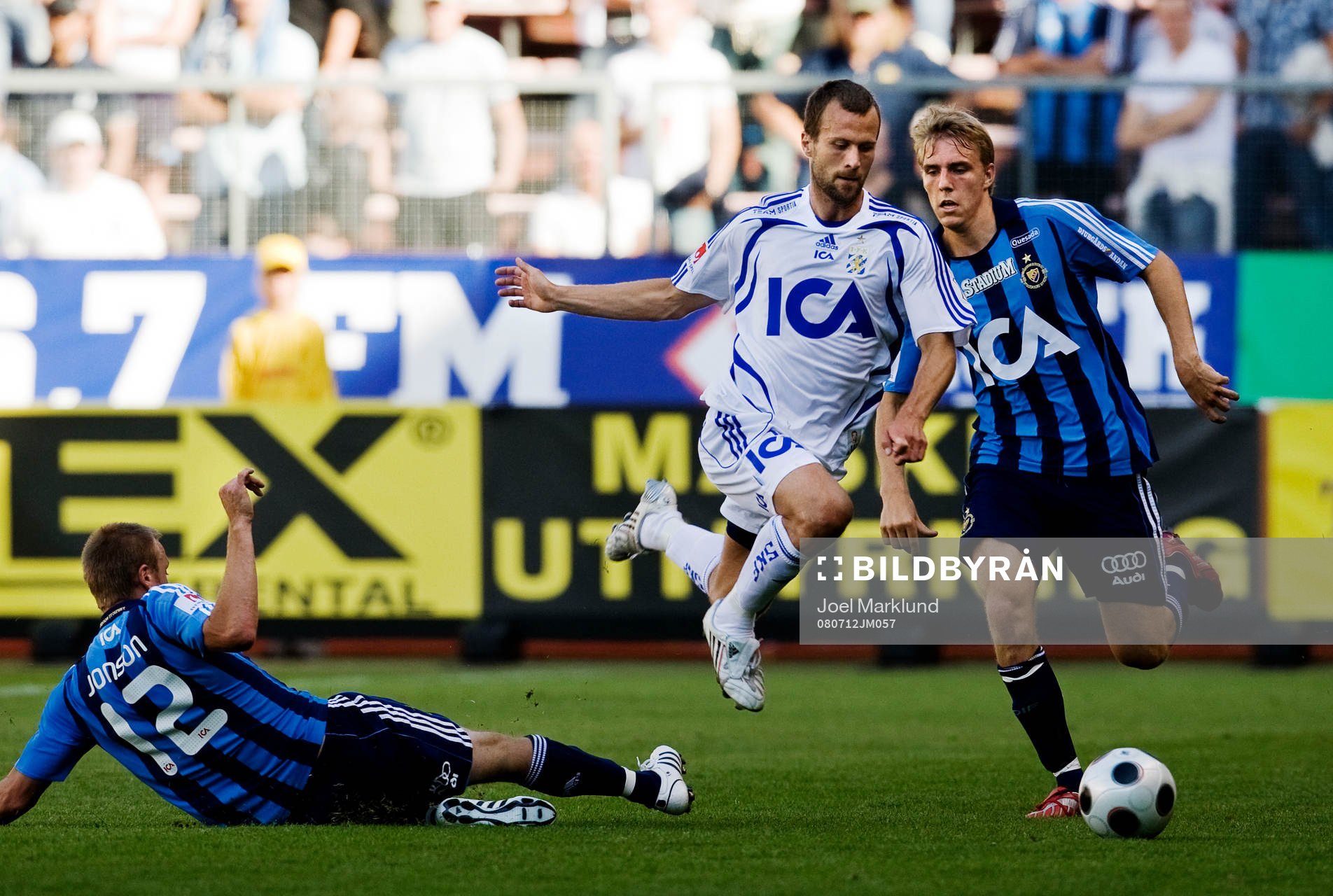 Hjalmar Jonsson, Göteborg, tar sig förbi Mattias Jonson