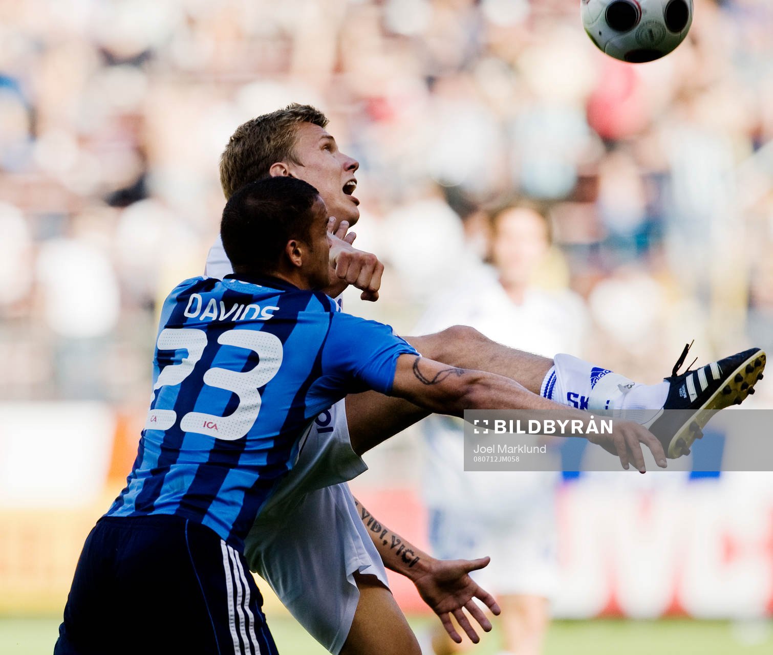 Lance Davids, Djurgården, försöker ta bollen av Pontus