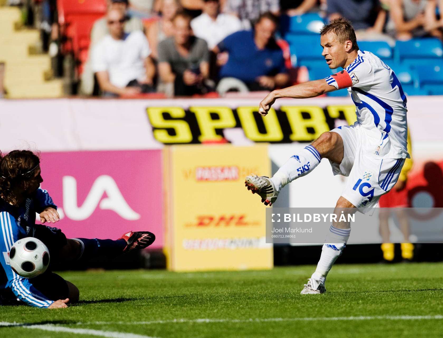 Niclas Alexandersson, Göteborg, skjuter på mål