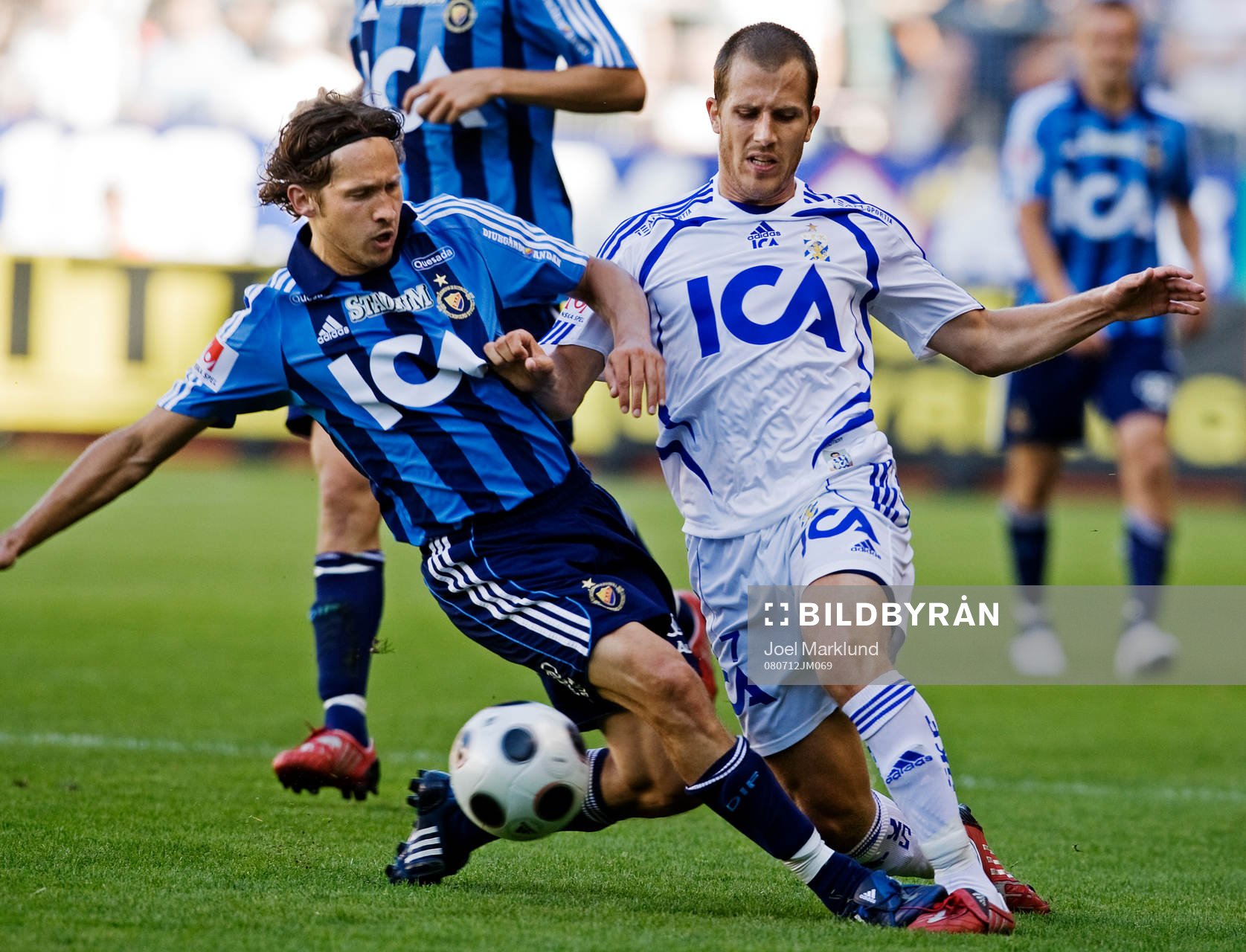 Andrej Komac, Djurgården, i kamp om bollen med Tobias