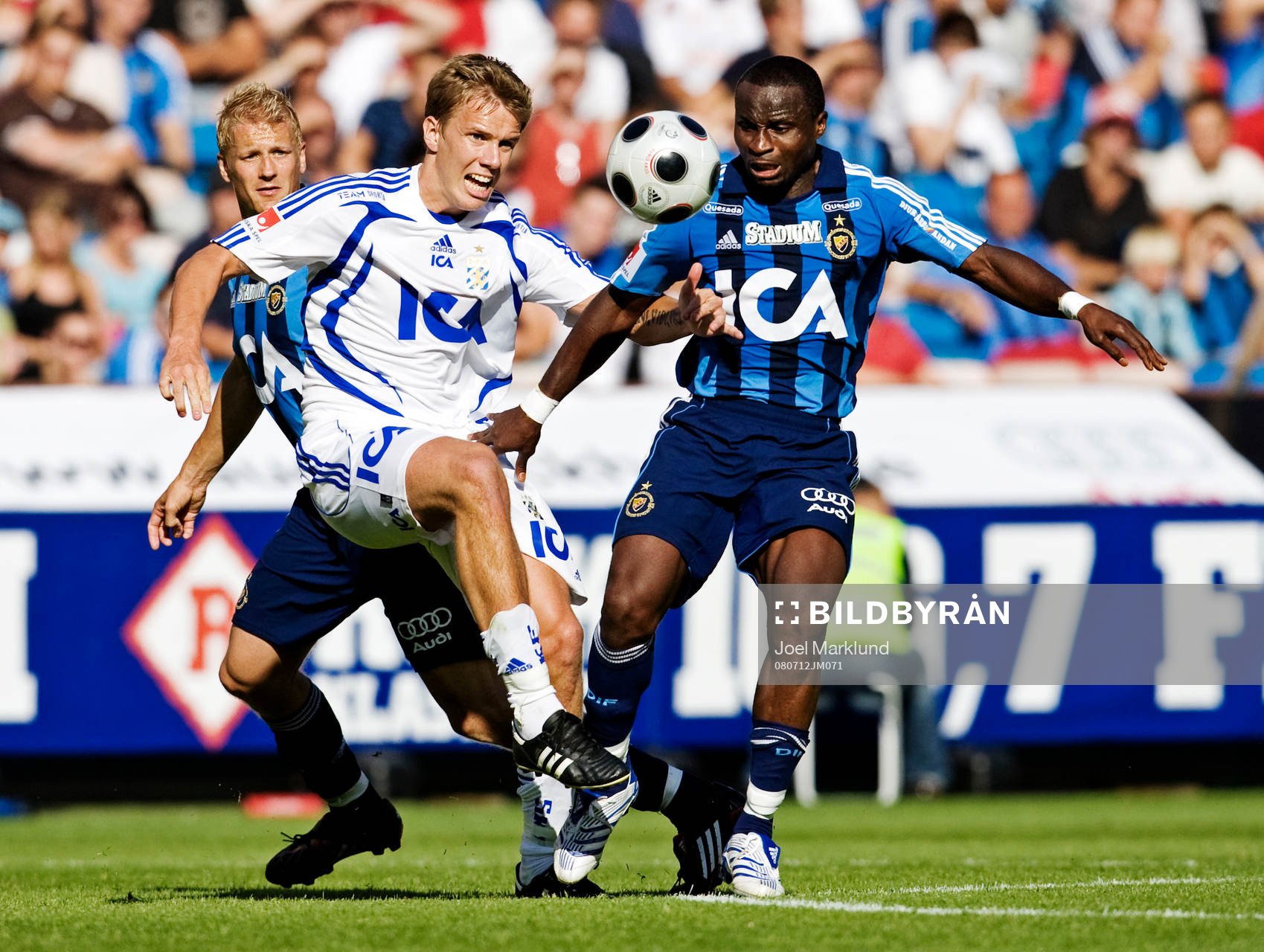 Pontus Wernbloom, Göteborg, i kamp om bollen med Prince