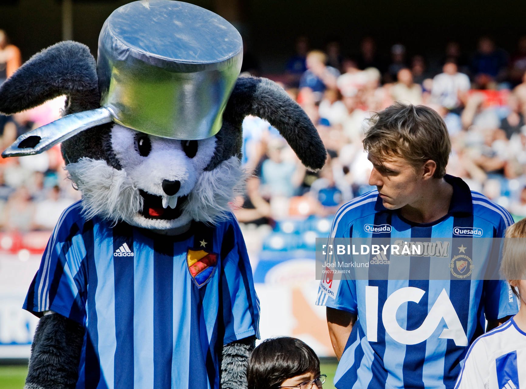 Djurgårdens nyförvärv Johan Oremo spanar in lagets maskot