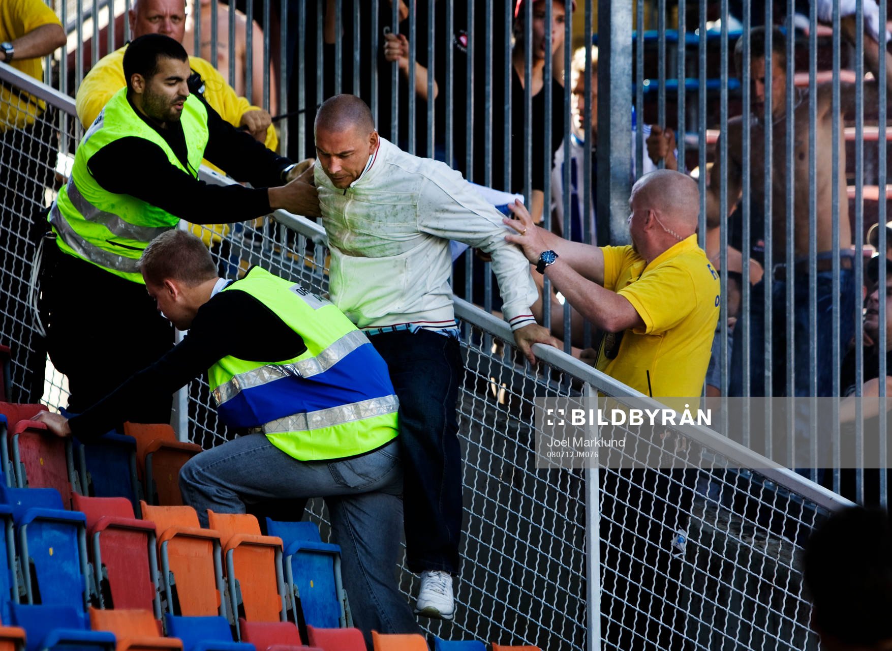 Huliganer i IFK Göteborg-klacken hoppade över stängsel.