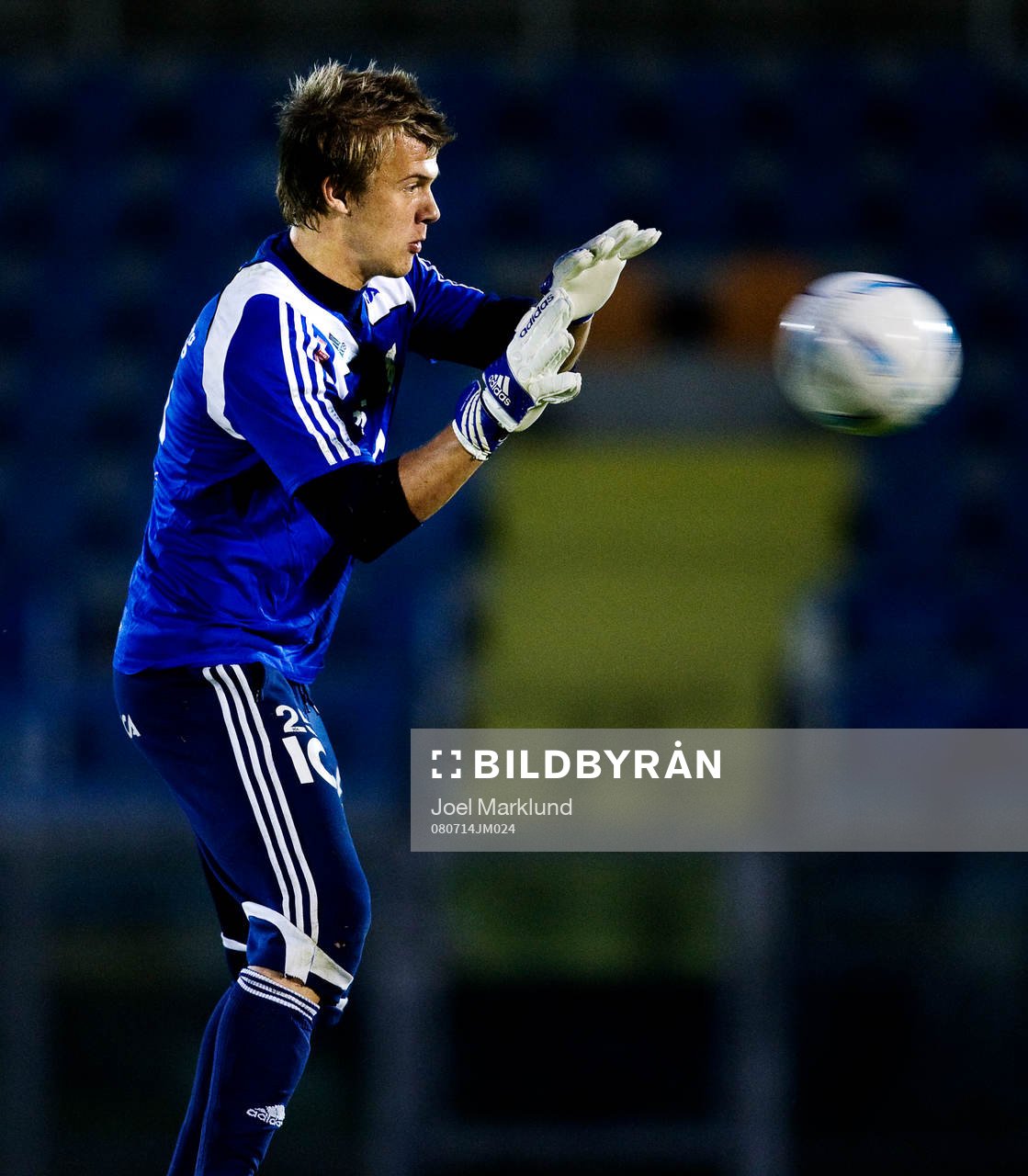 Erik Dahlin, målvakt, räddar en boll