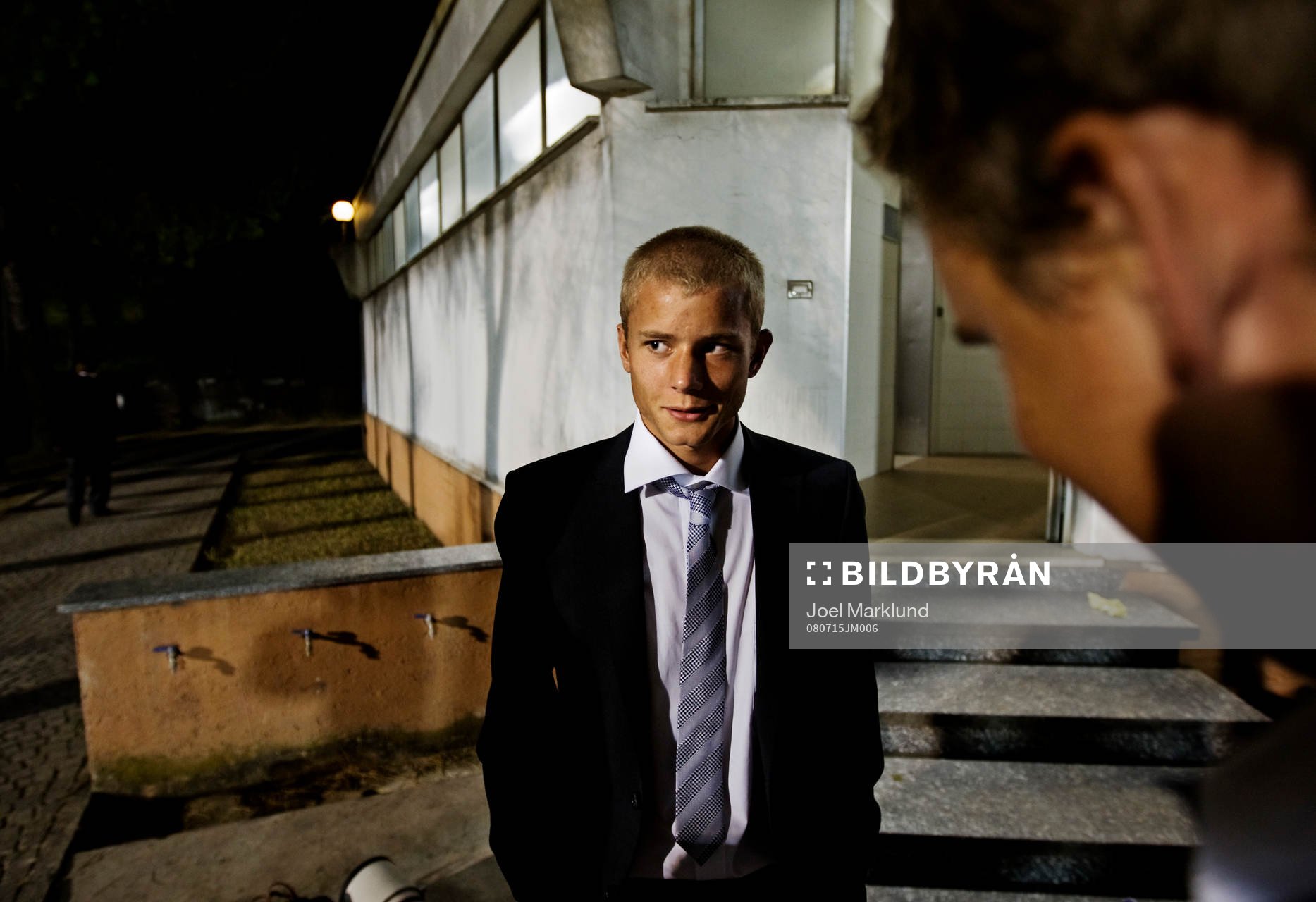  Robin Söder intervjuas av Aftonbladets reporter Henrik Lundgren.