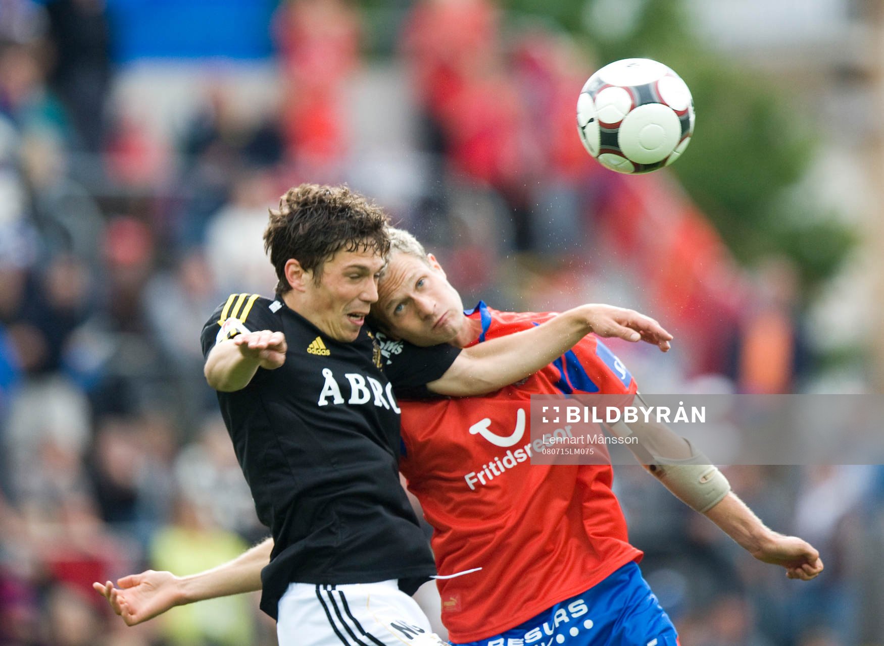 Målskytten Miran Burgic nickduellerar med debuterande