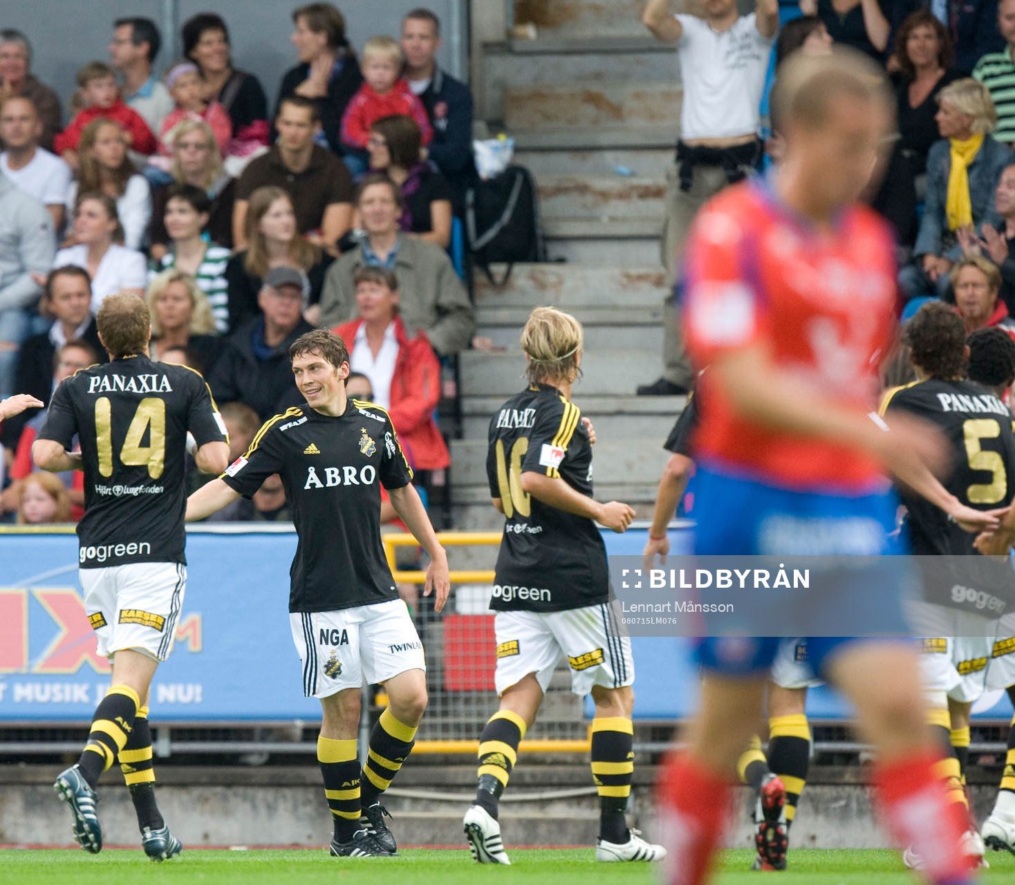  Målskytten Miran Burgic grattas till ledningsmålet.