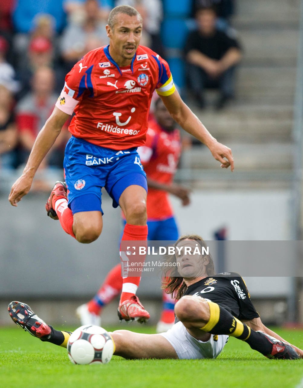 Henrik Larsson glider undan Ivan Obola tackling