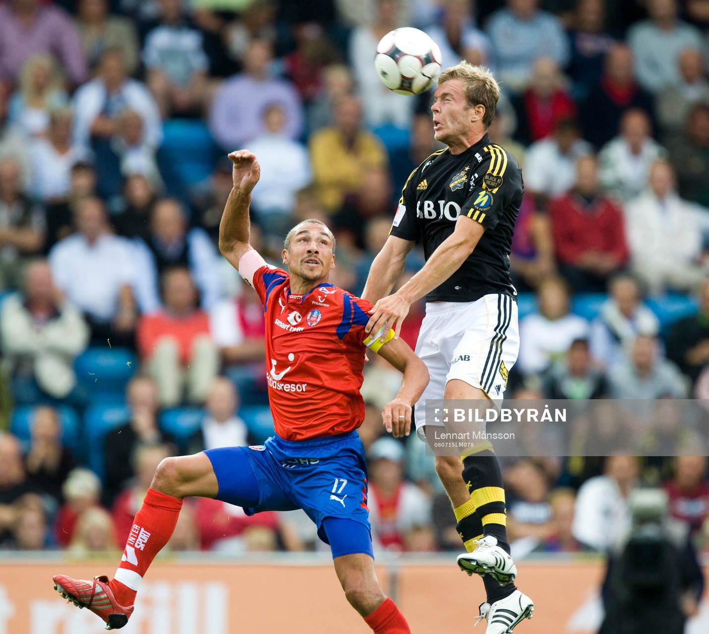 Per Karlsson nickar undan framför Henrik Larsson