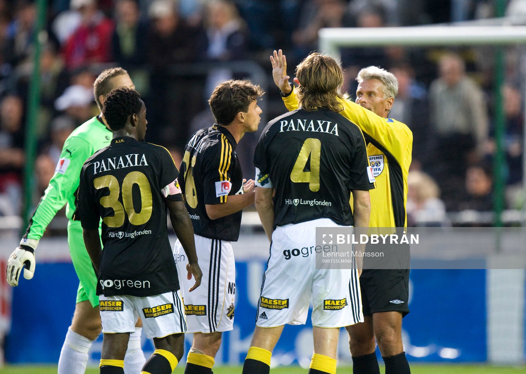  2-2, bortdömt för offside, domaren Peter Fröjdfeldt fick ta emot protester.