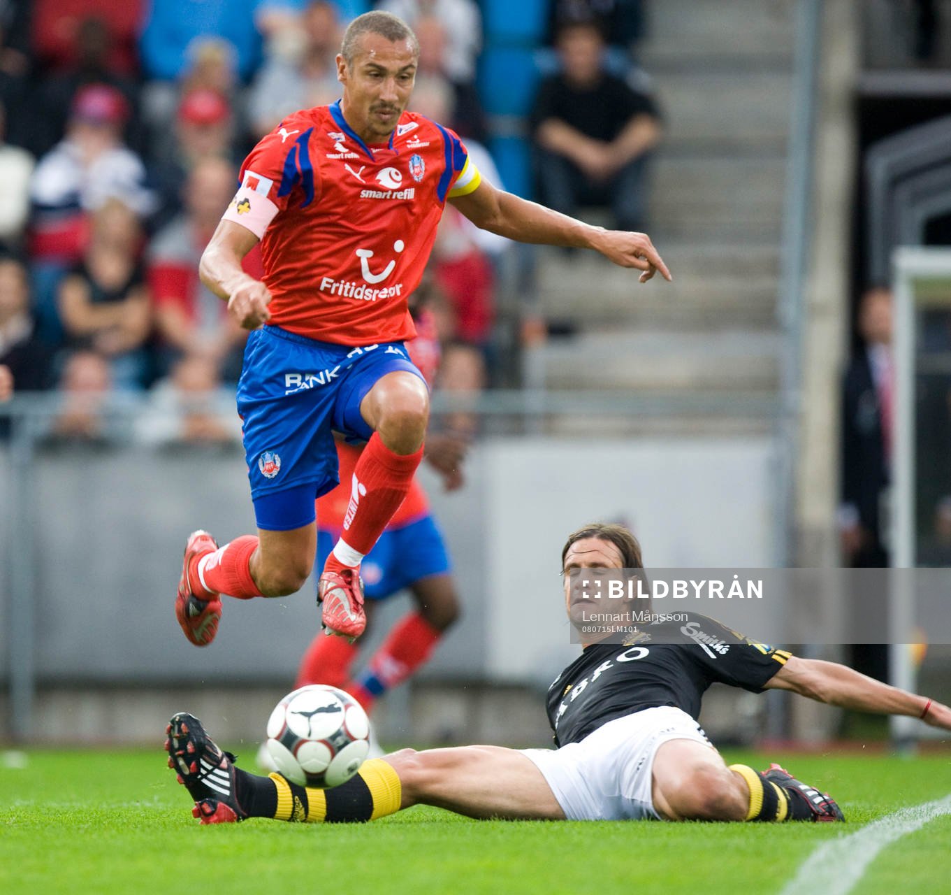 Henrik Larsson flyger över Ivan Obola