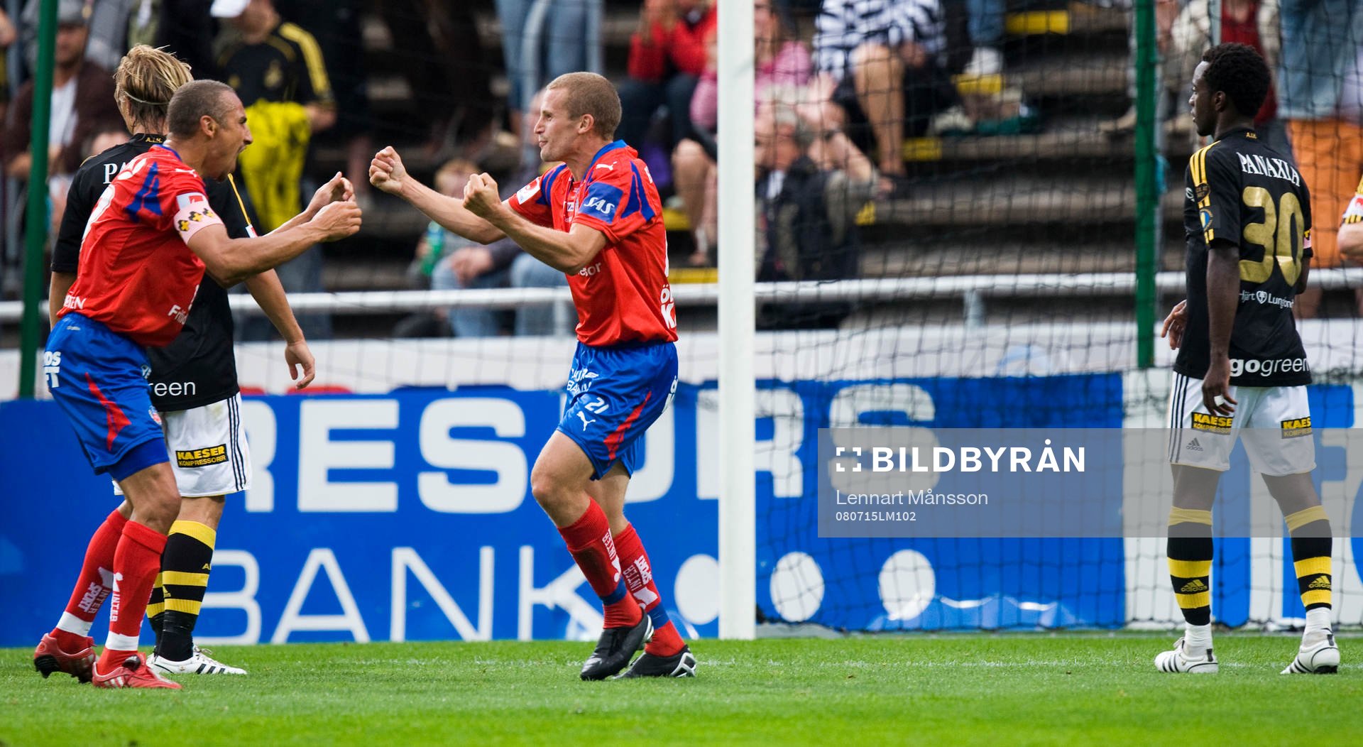  Målskyttarna Henrik Larsson och Christoffer Andersson jublar.