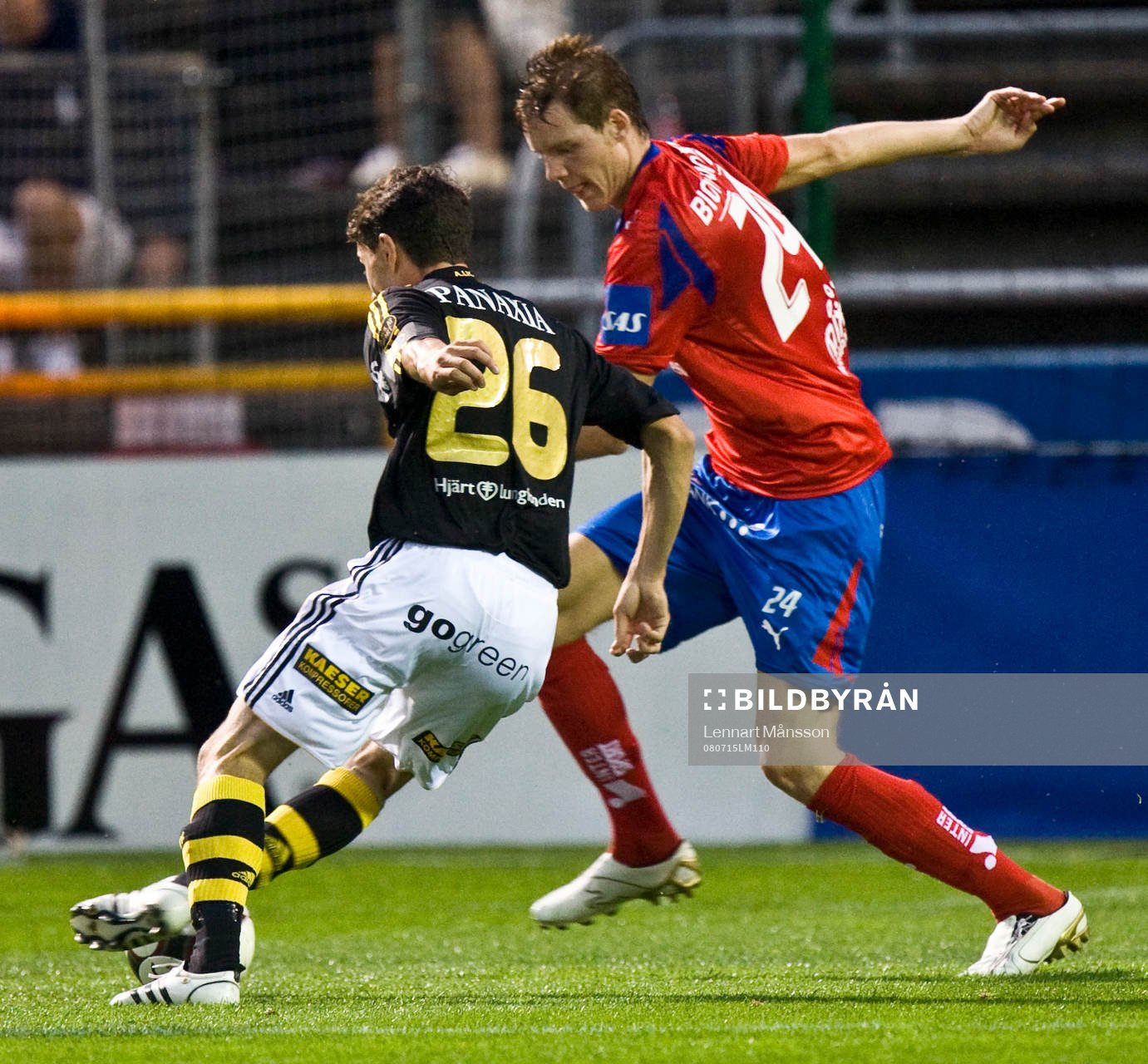 Marcus Nilsson, Helsingborg, stoppar Daniel Mendes, AIK