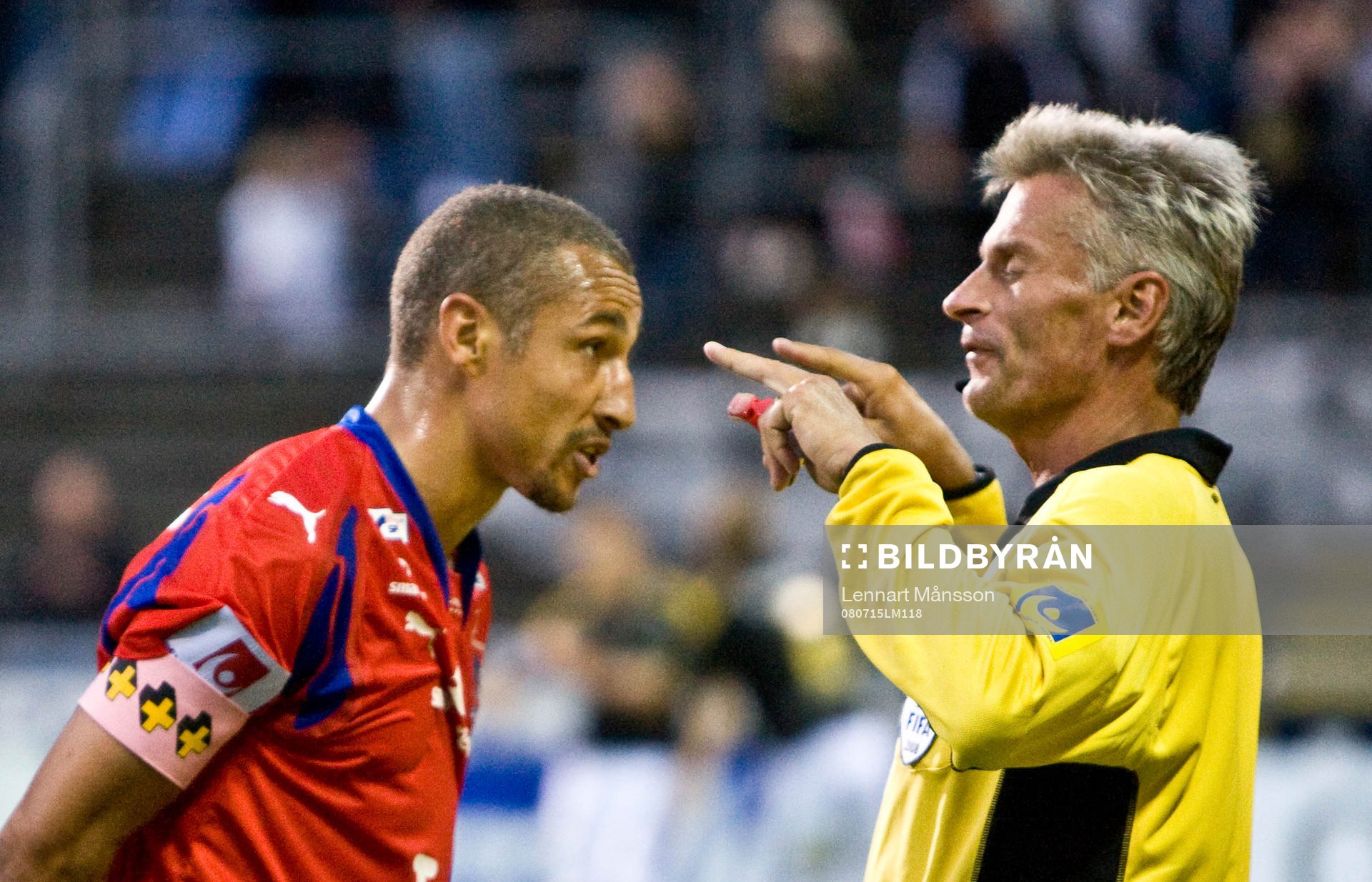  Henrik Larsson, oense med Peter Fröjdfeldt, domare, som verkar tänka sticka ut ögonen på Henrik.