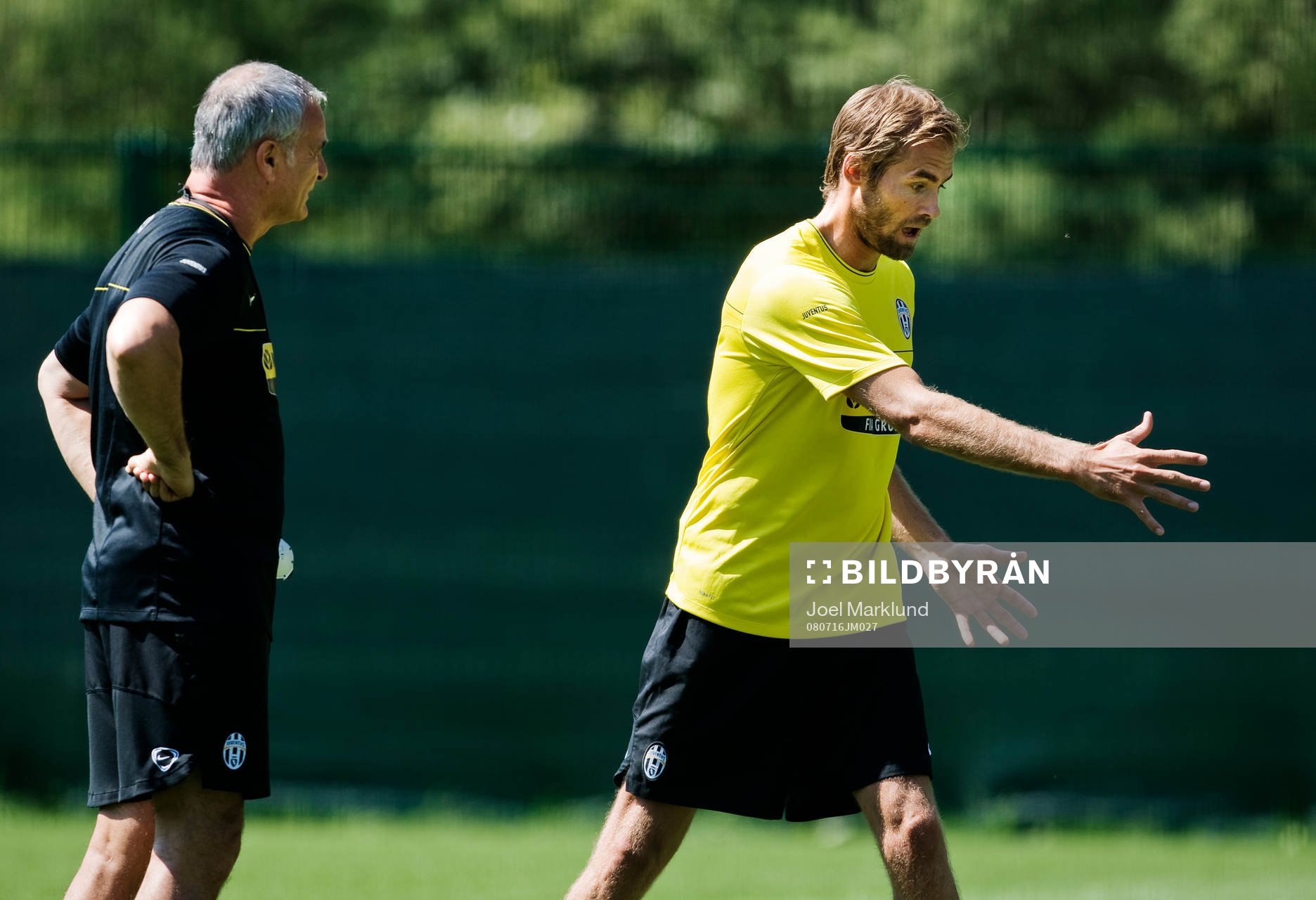 Olof Mellberg diskuterar med tränaren Claudio Ranieri