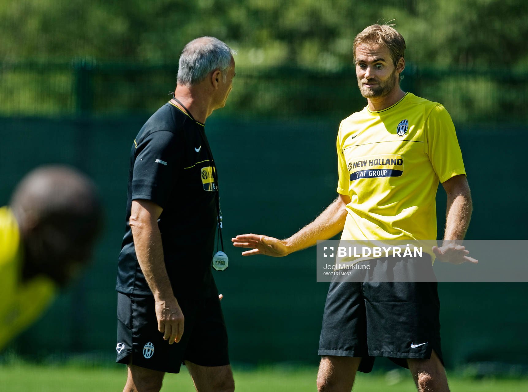Olof Mellberg diskuterar med tränaren Claudio Ranieri